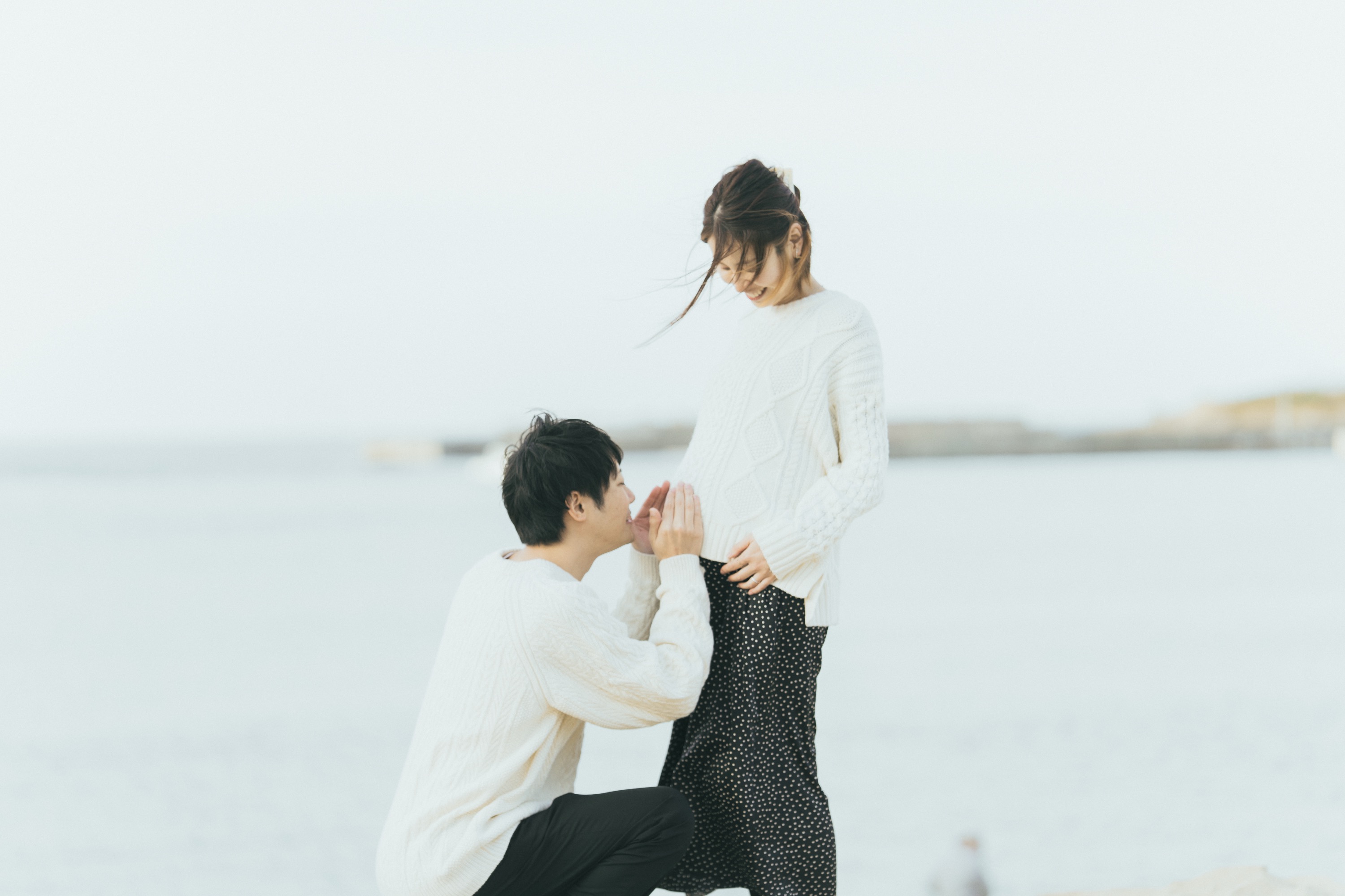 膝をついてお腹に手を当てる旦那さま