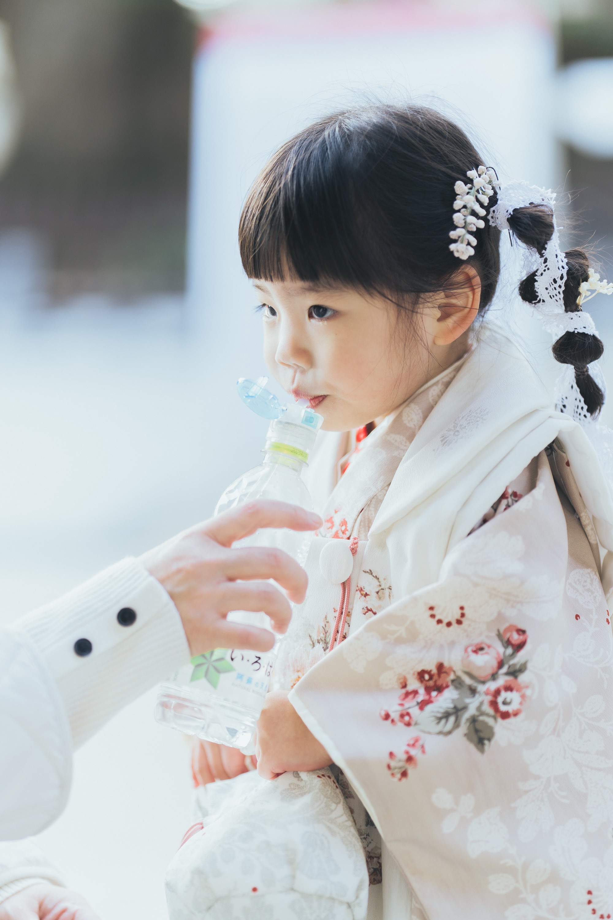 お水を飲んでひと休みする女の子
