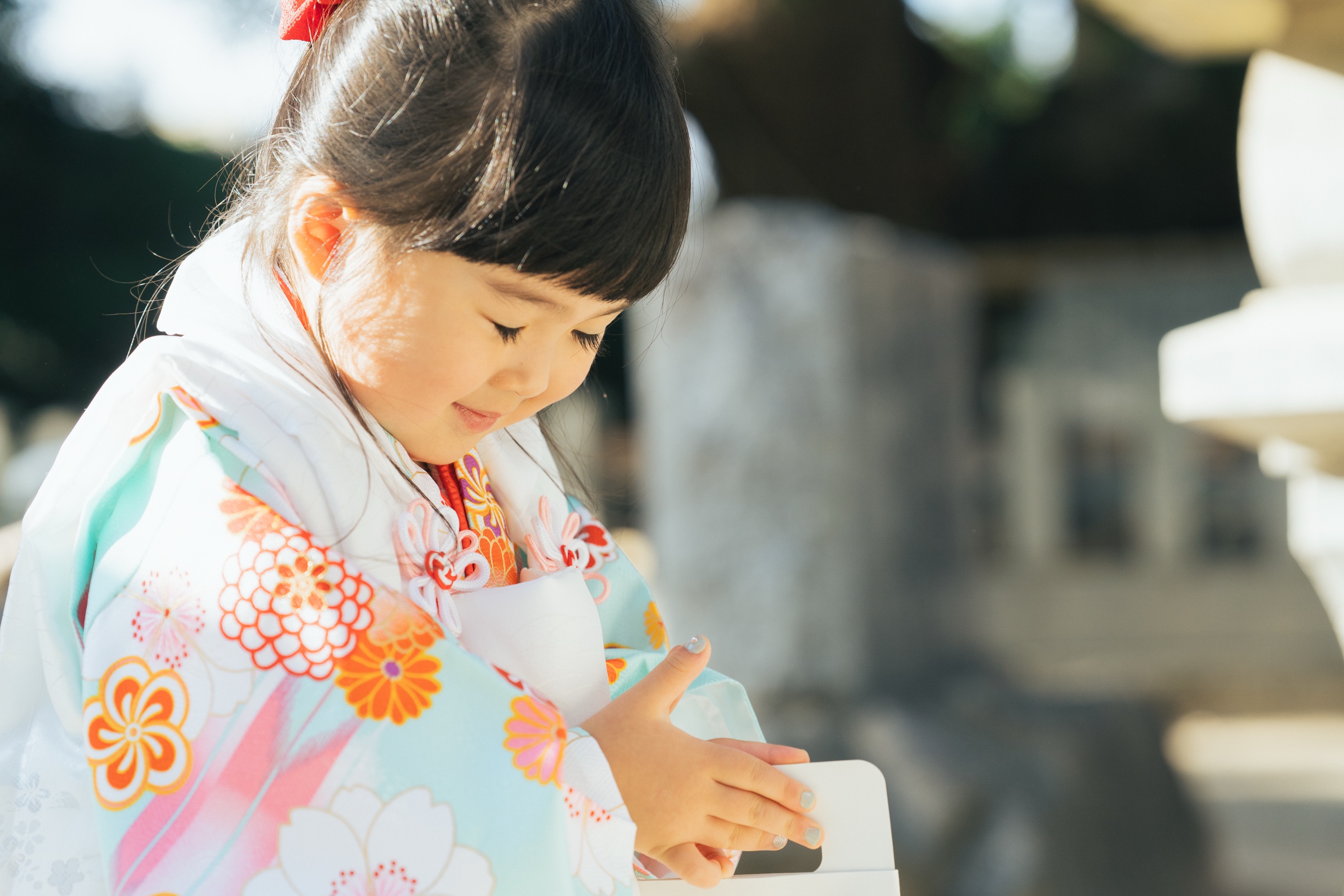 柔らかな光の中で手元を見つめる女の子