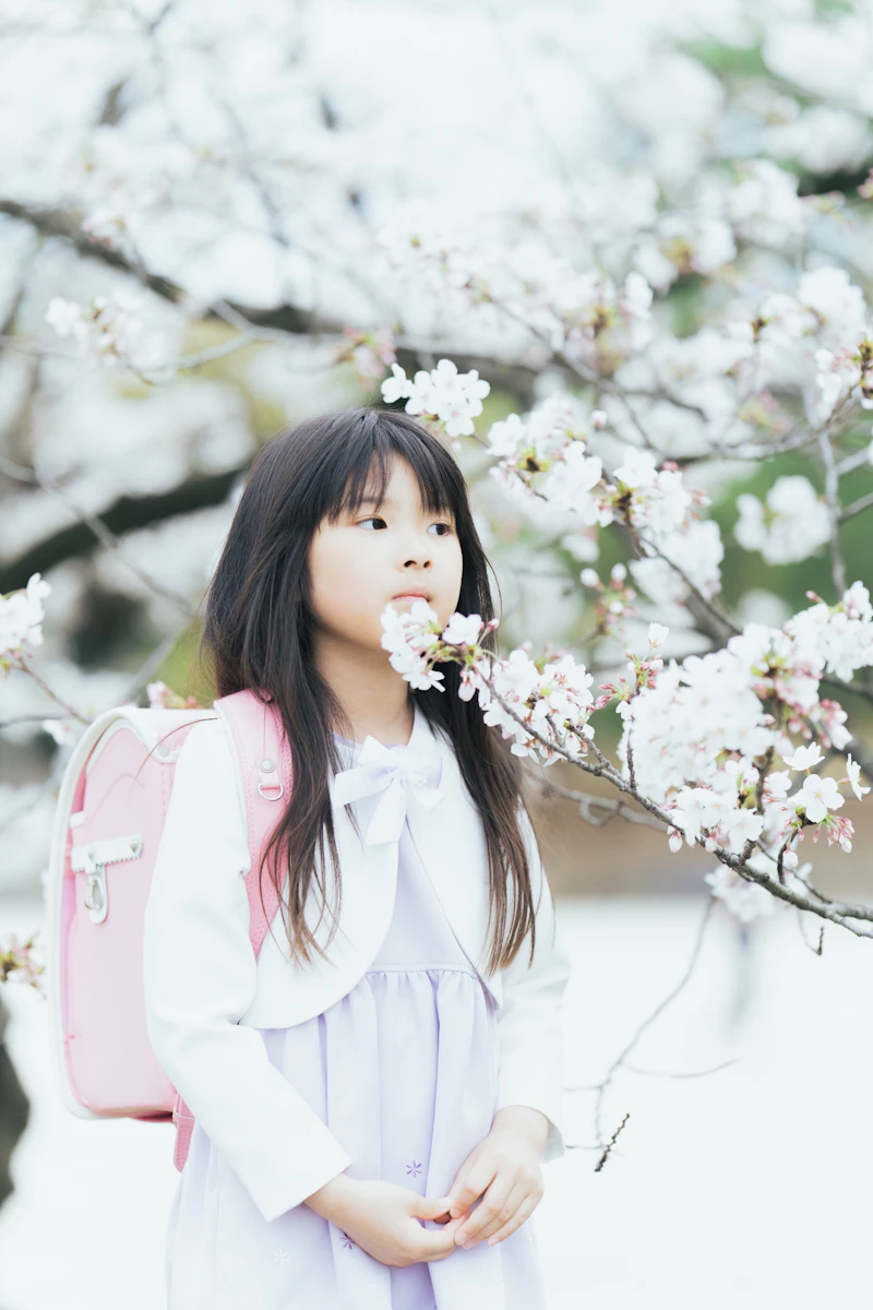 桜の花に顔を近づける女の子