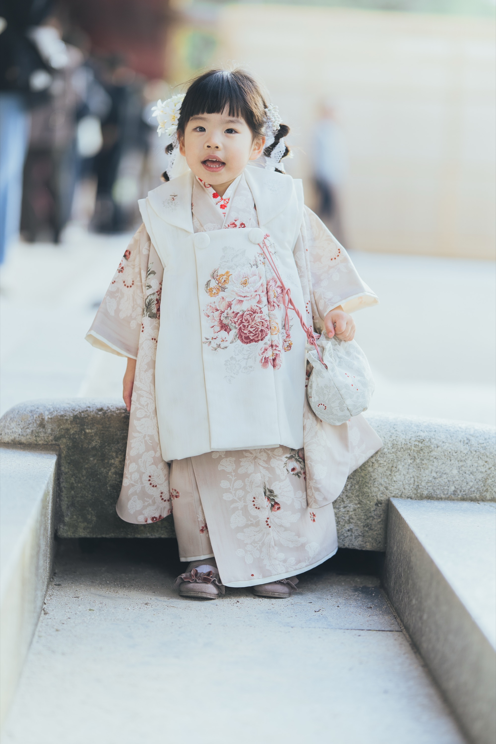石段の前で着物姿で立つ女の子