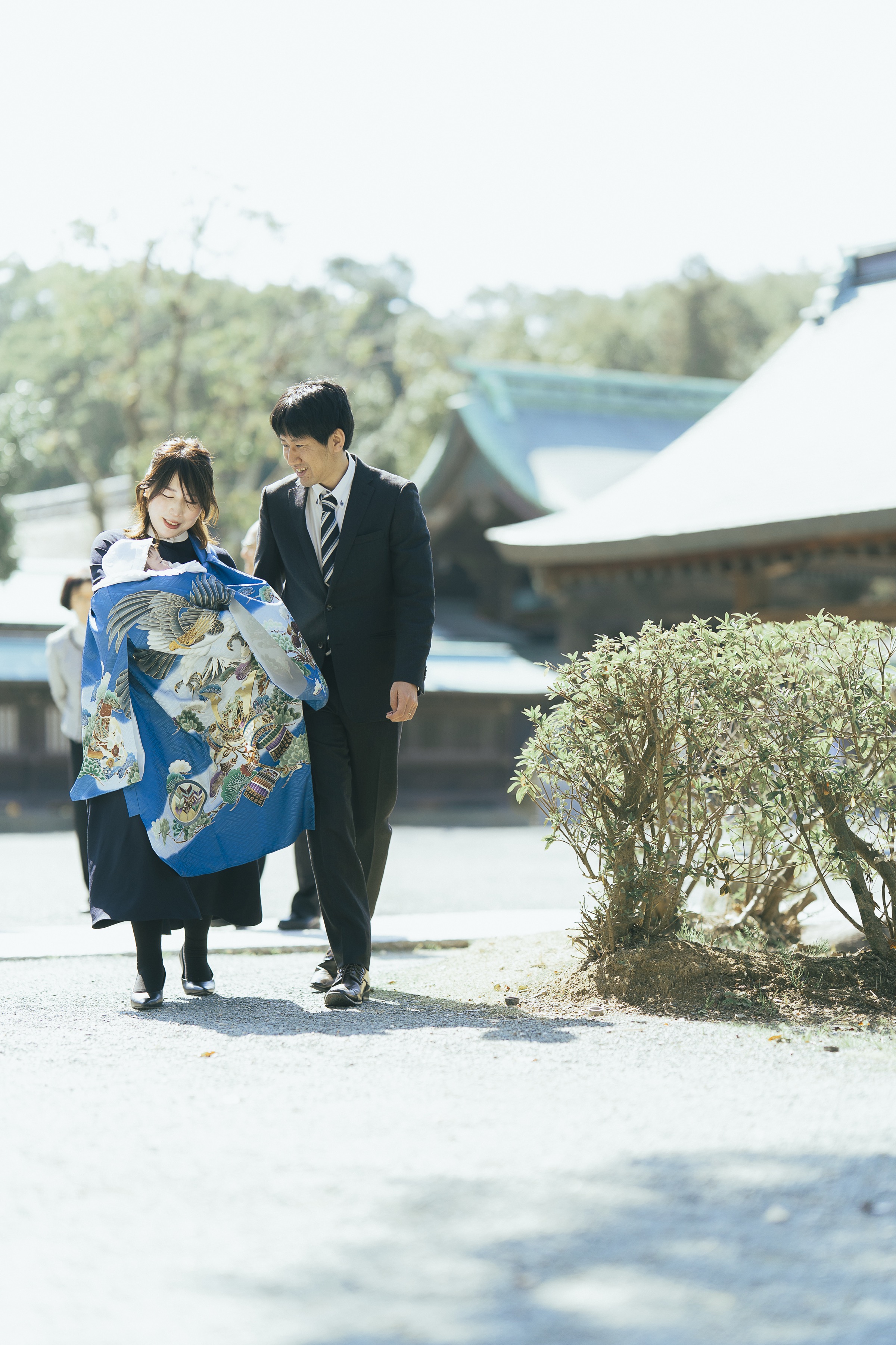 境内を歩くご夫婦と赤ちゃん