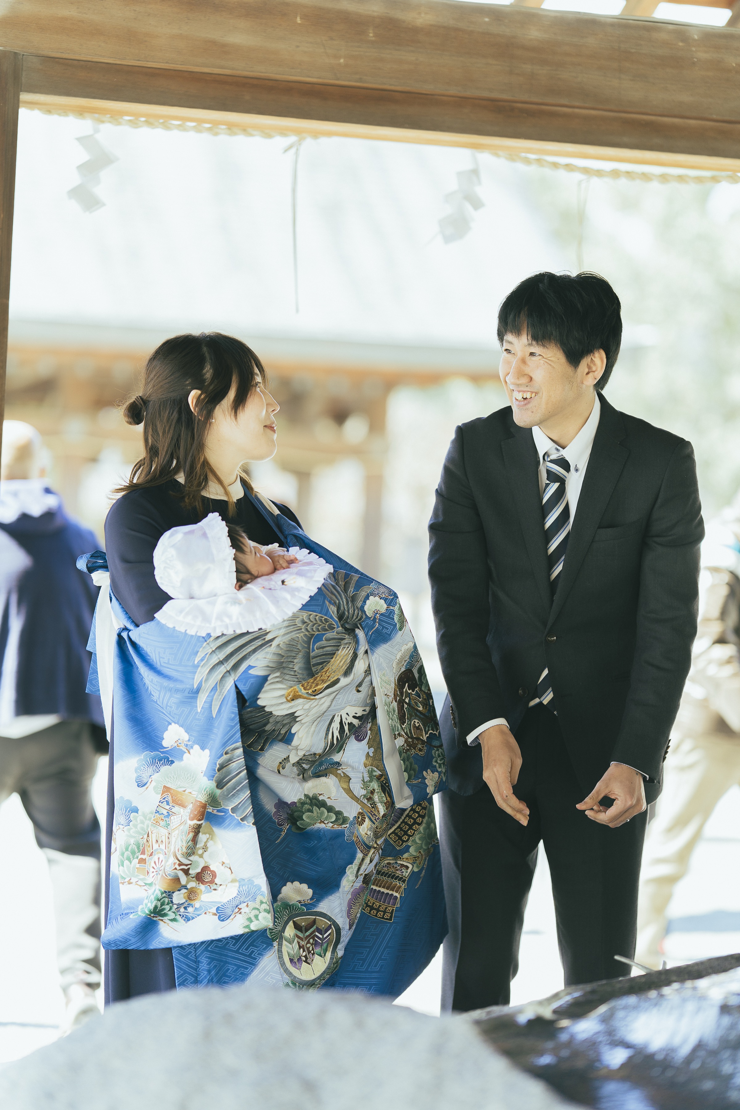 神門の下で笑い合うご夫婦