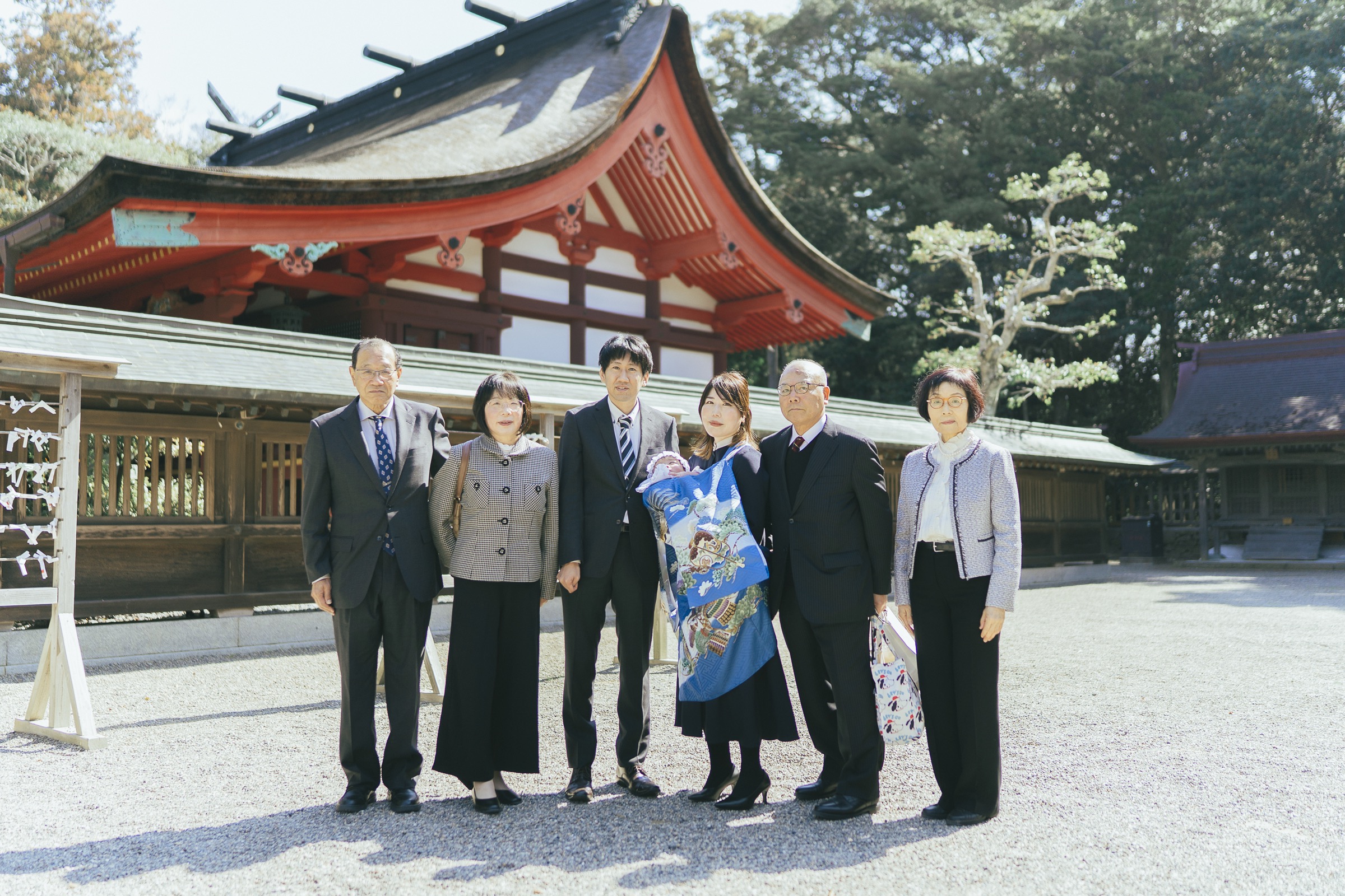 宗像大社の本殿前での家族集合写真