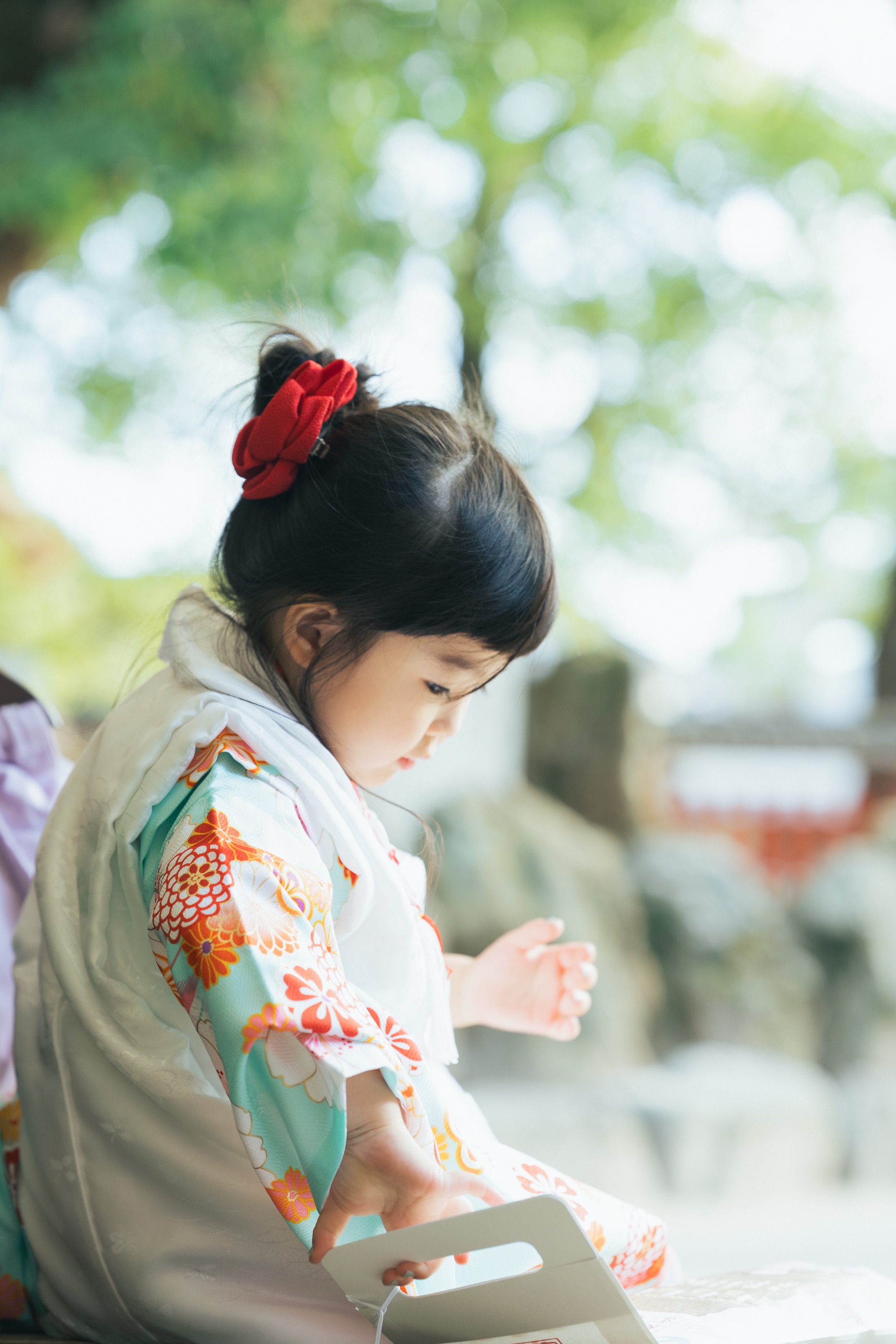 手を見つめる着物姿の女の子