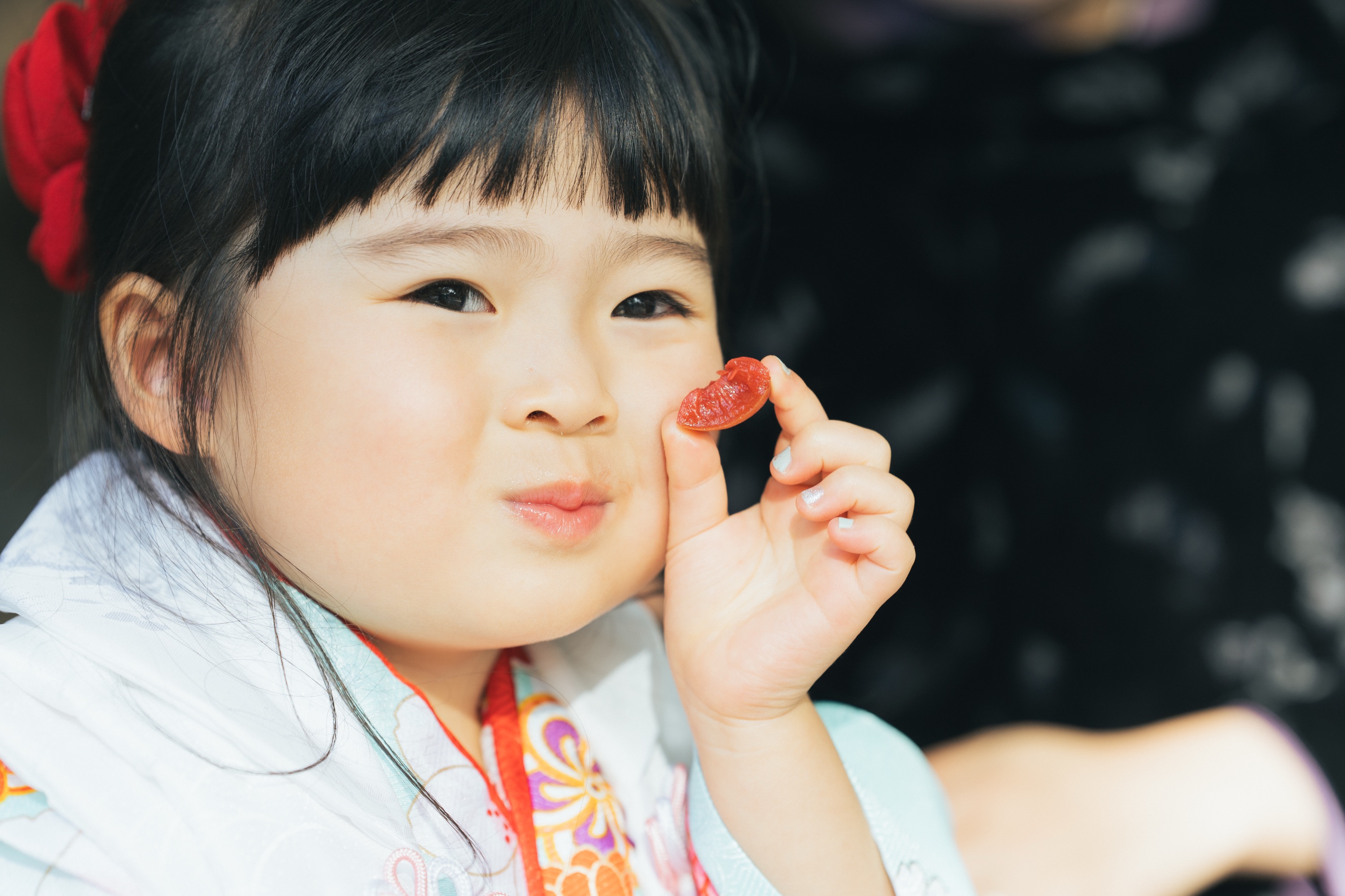 お菓子を食べる女の子のアップ