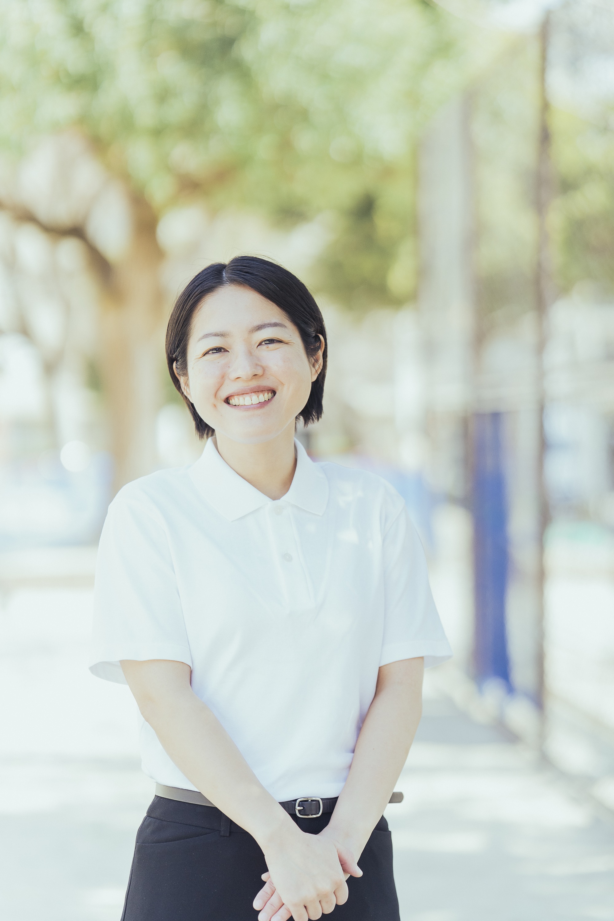 公園での立ち姿プロフィール写真