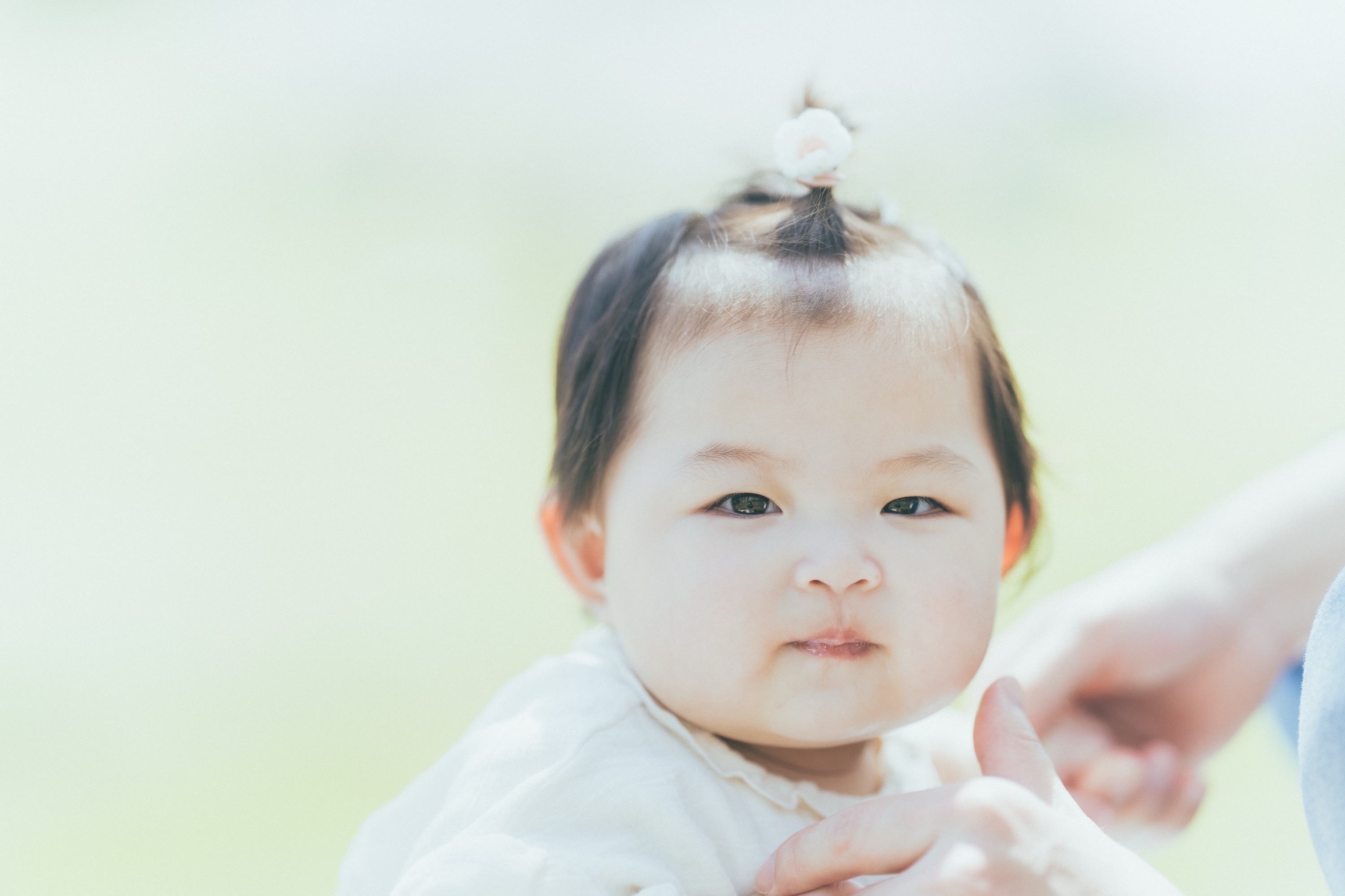 ヘアゴムで前髪を結んだ赤ちゃんのアップ