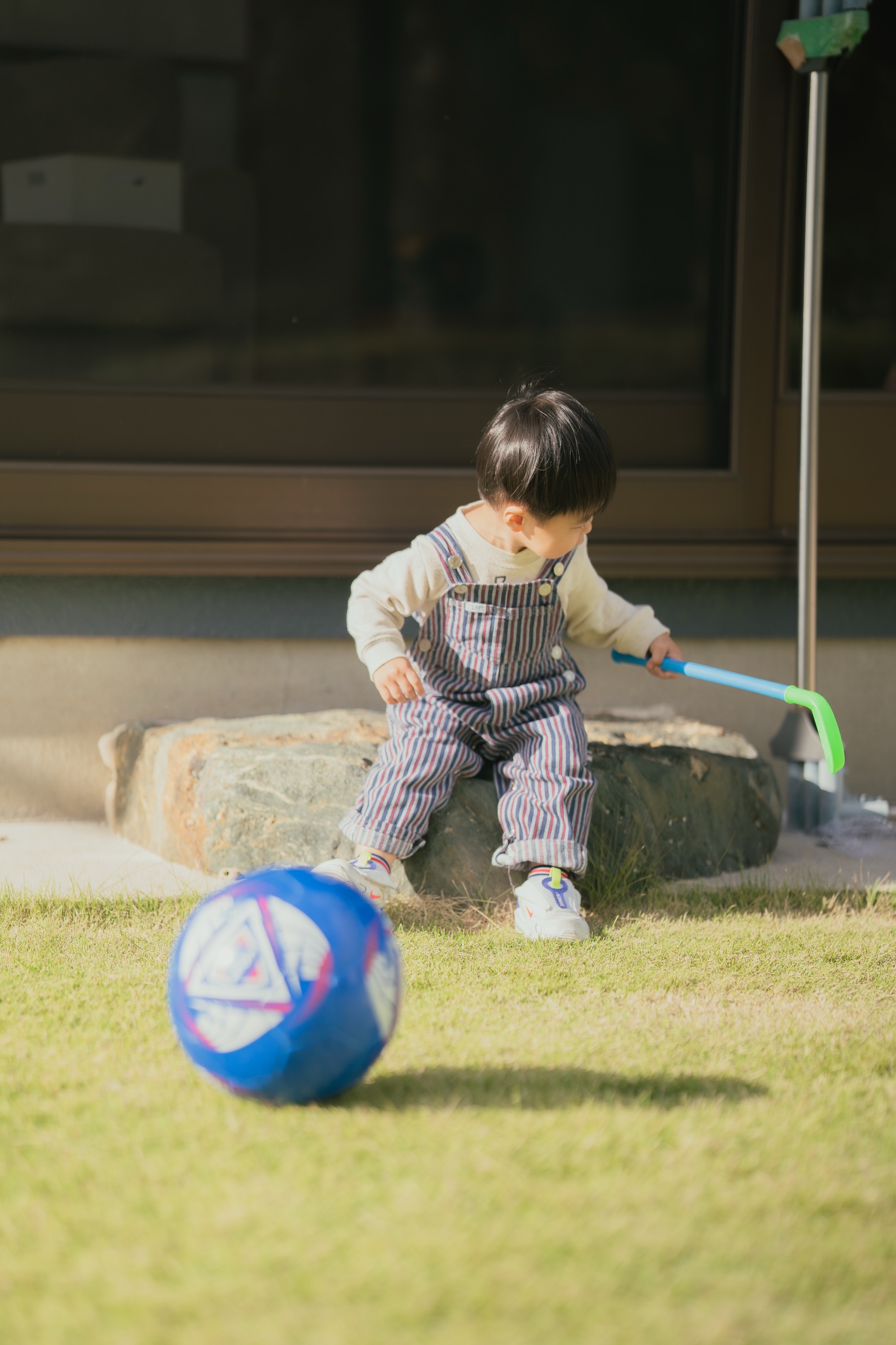 お庭でボール遊びをする男の子