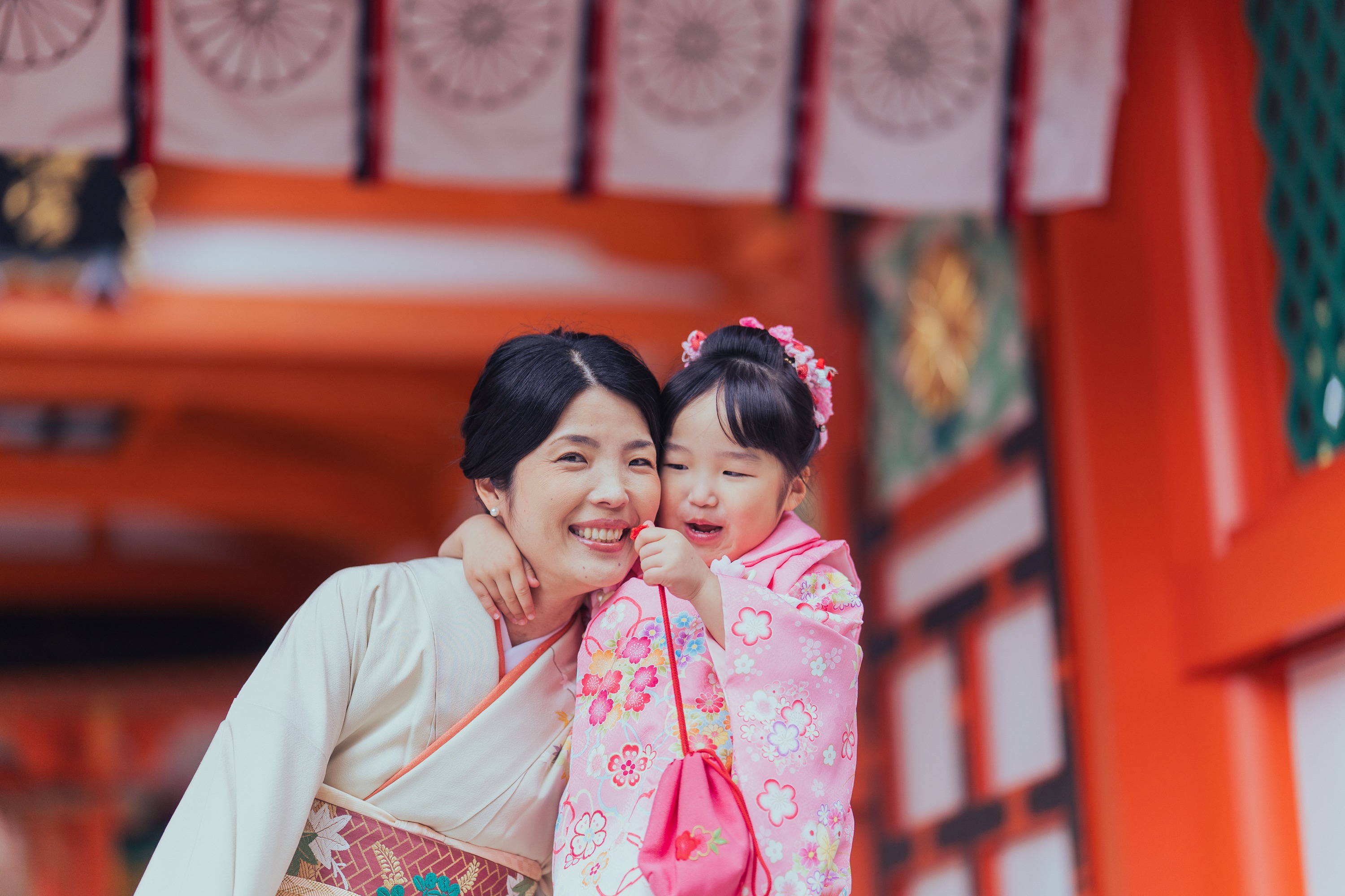 お母さんと妹が頬を寄せ合って笑う姿