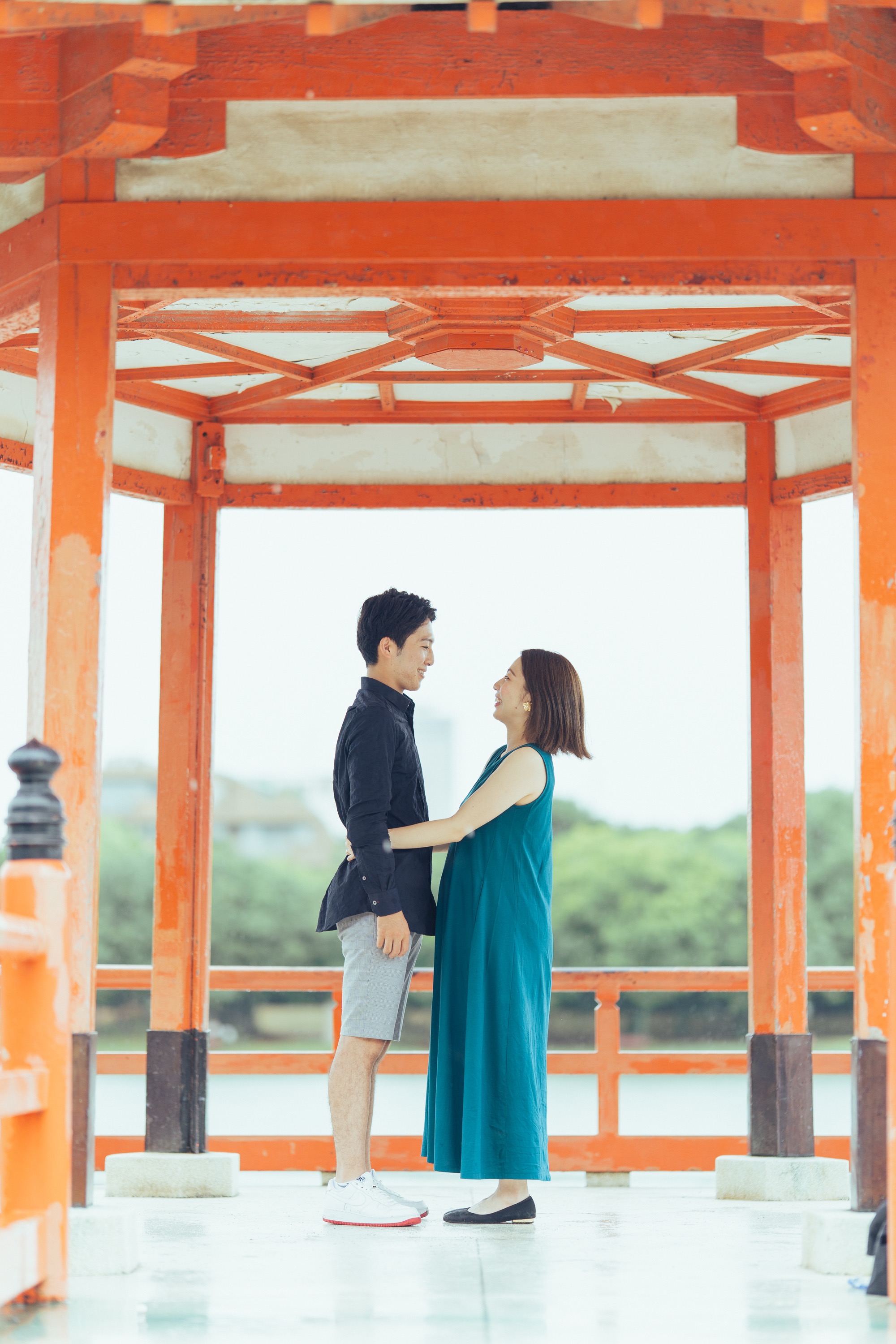 赤い浮見堂で向かい合うお二人