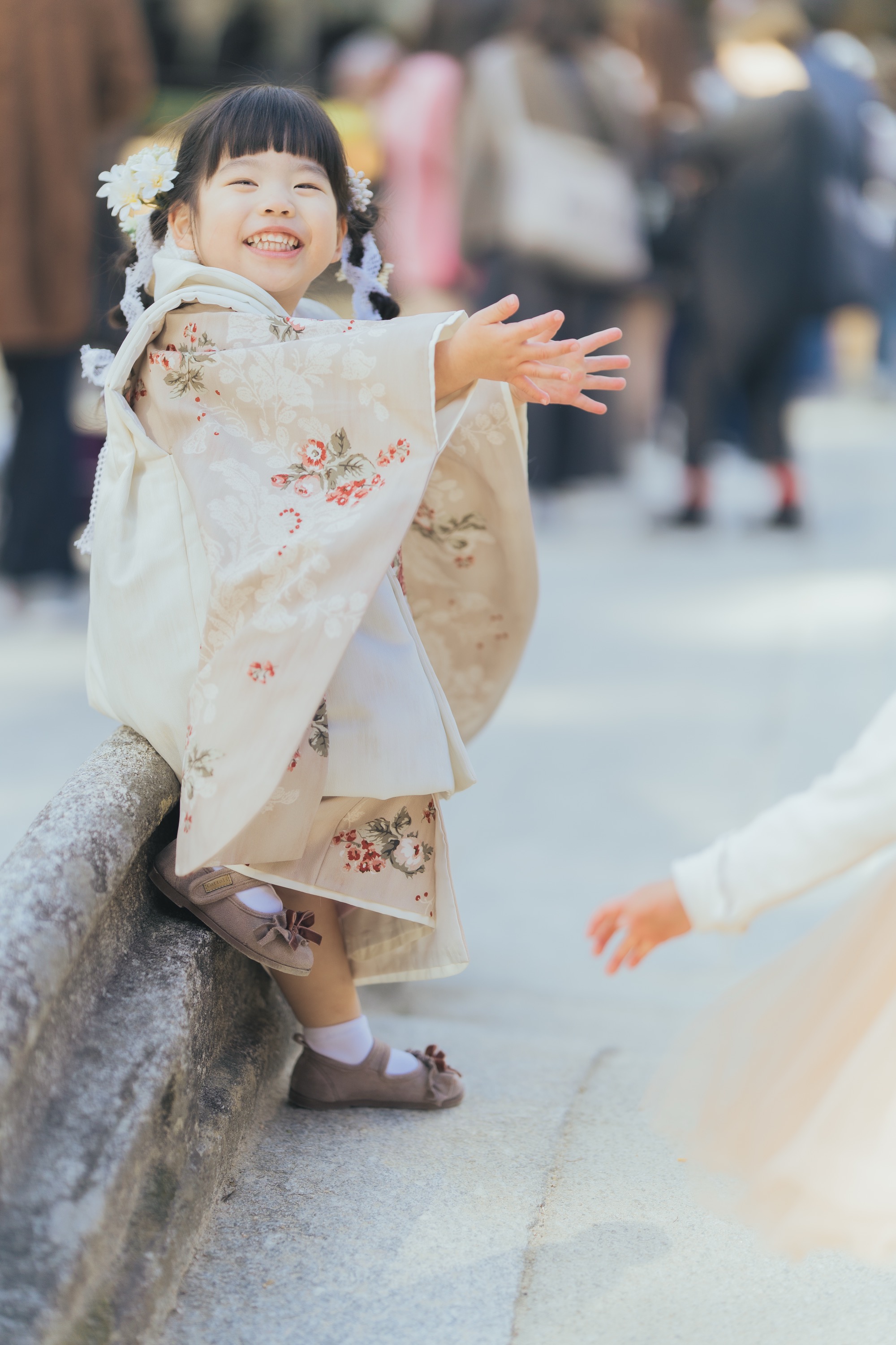 両手を広げて笑顔でこちらに向かってくる女の子