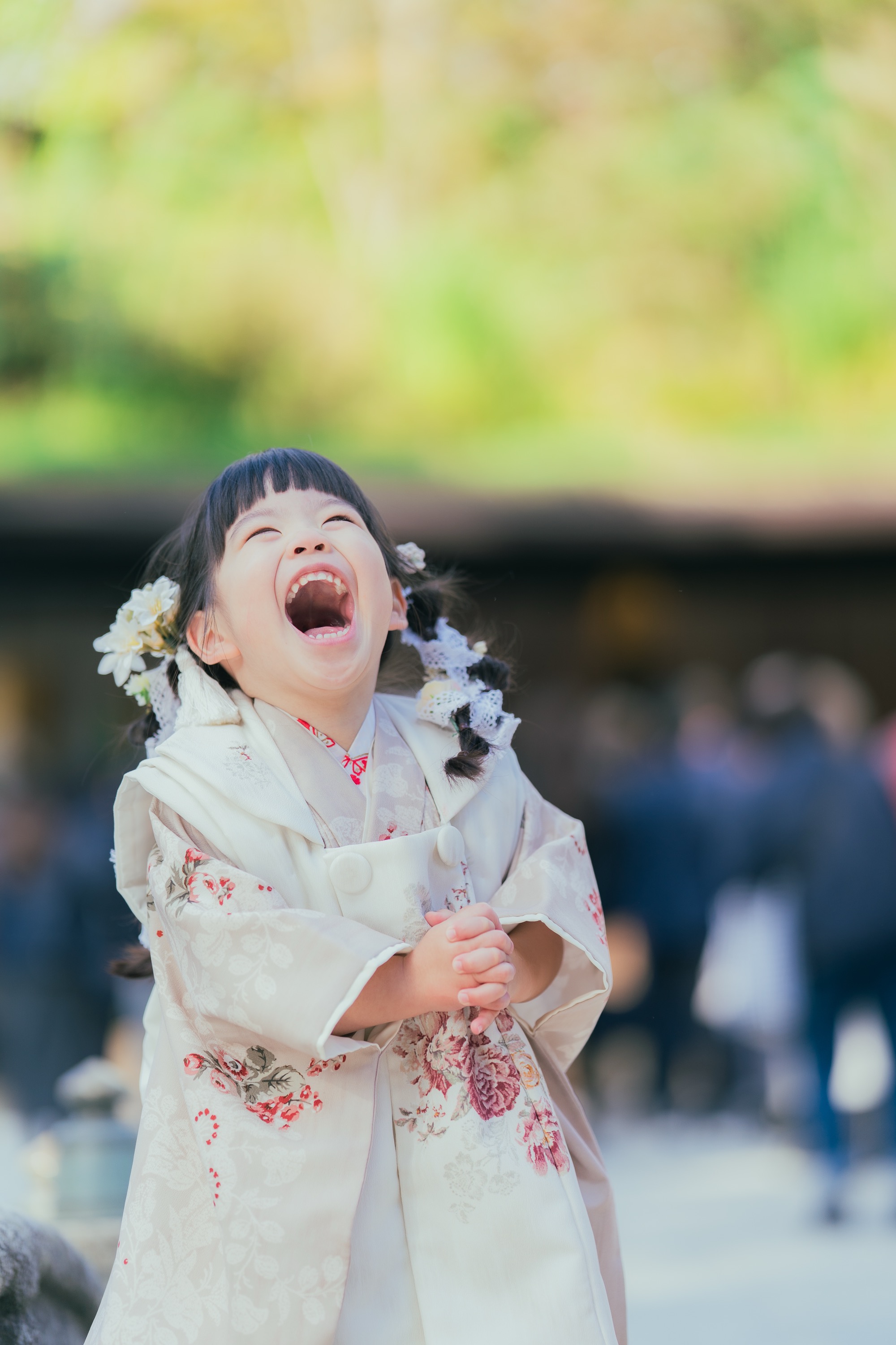 大笑いする着物姿の女の子