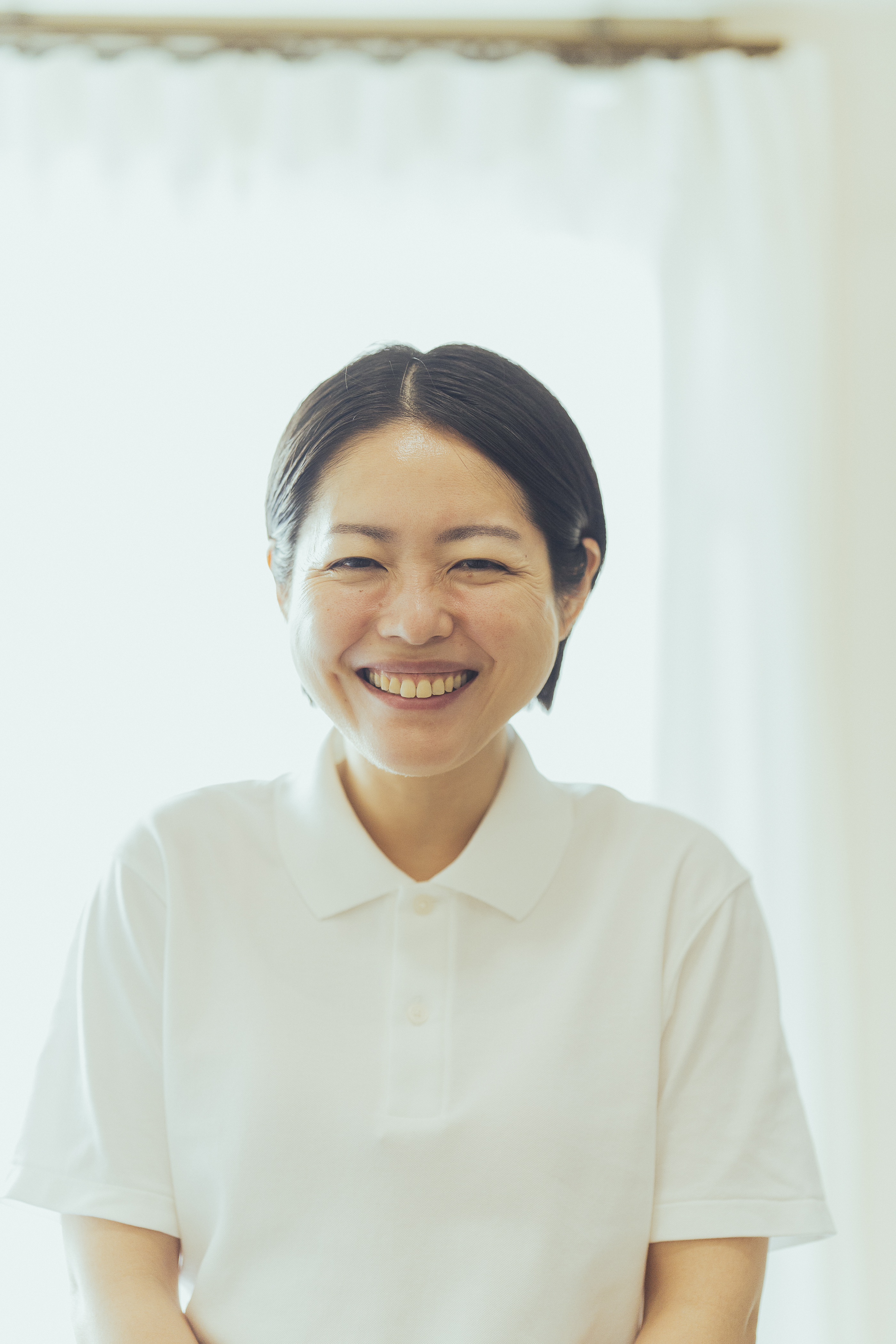 室内でのプロフィール写真（正面）