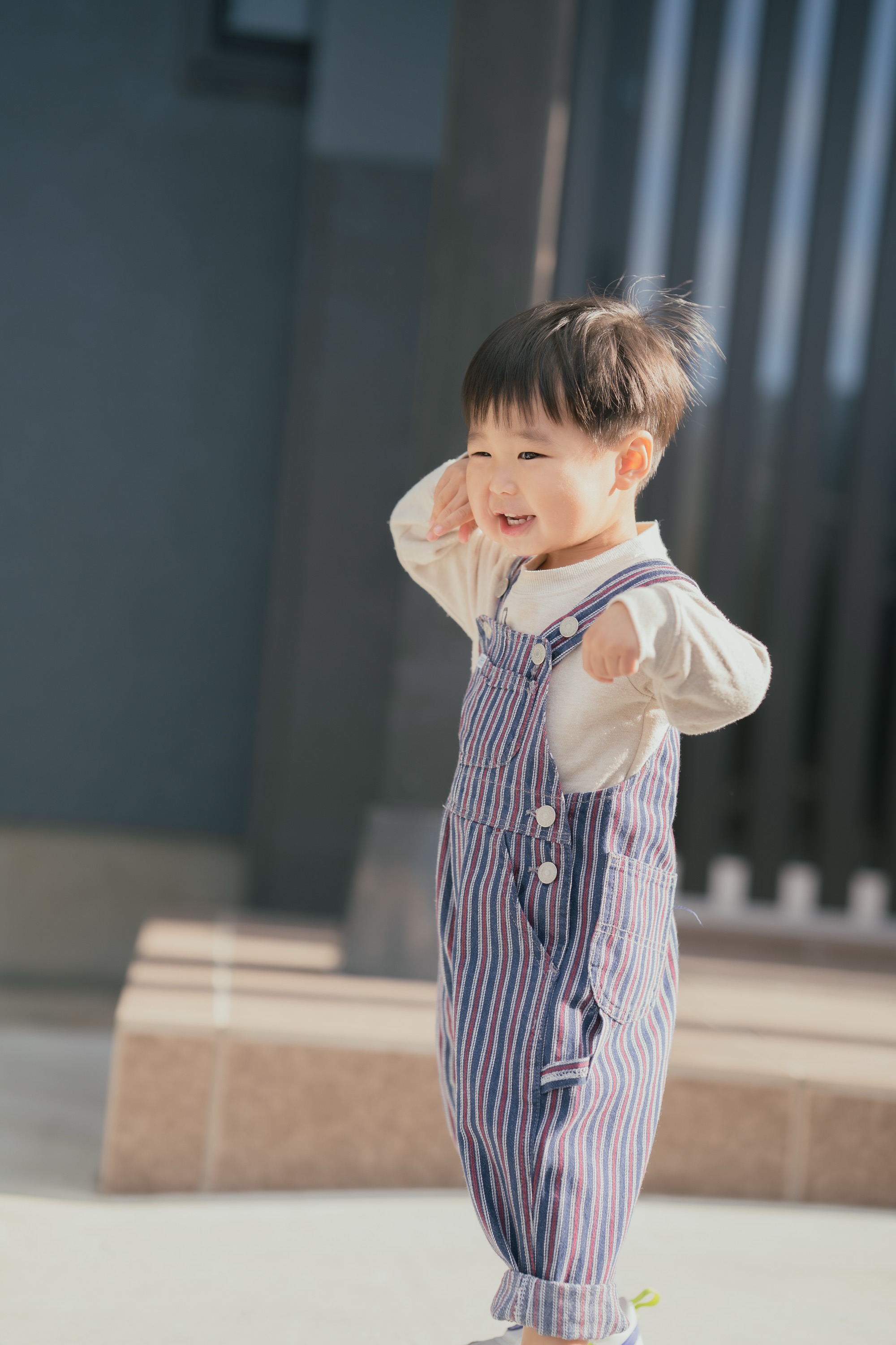 西陽を浴びて走る男の子