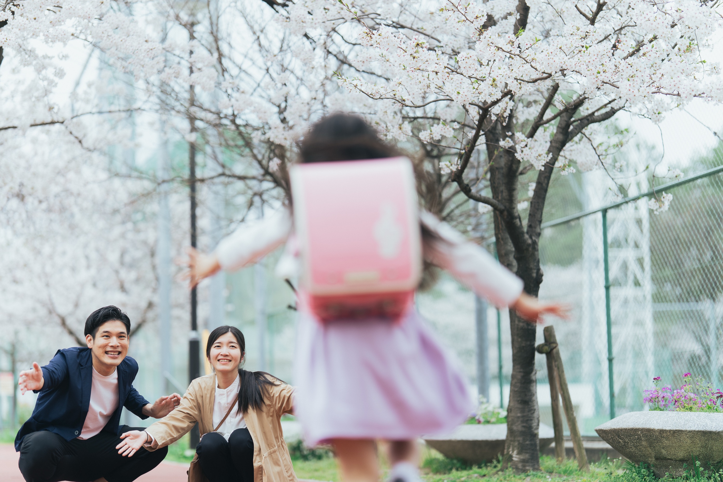 お着替え後、両親に向かって走る女の子