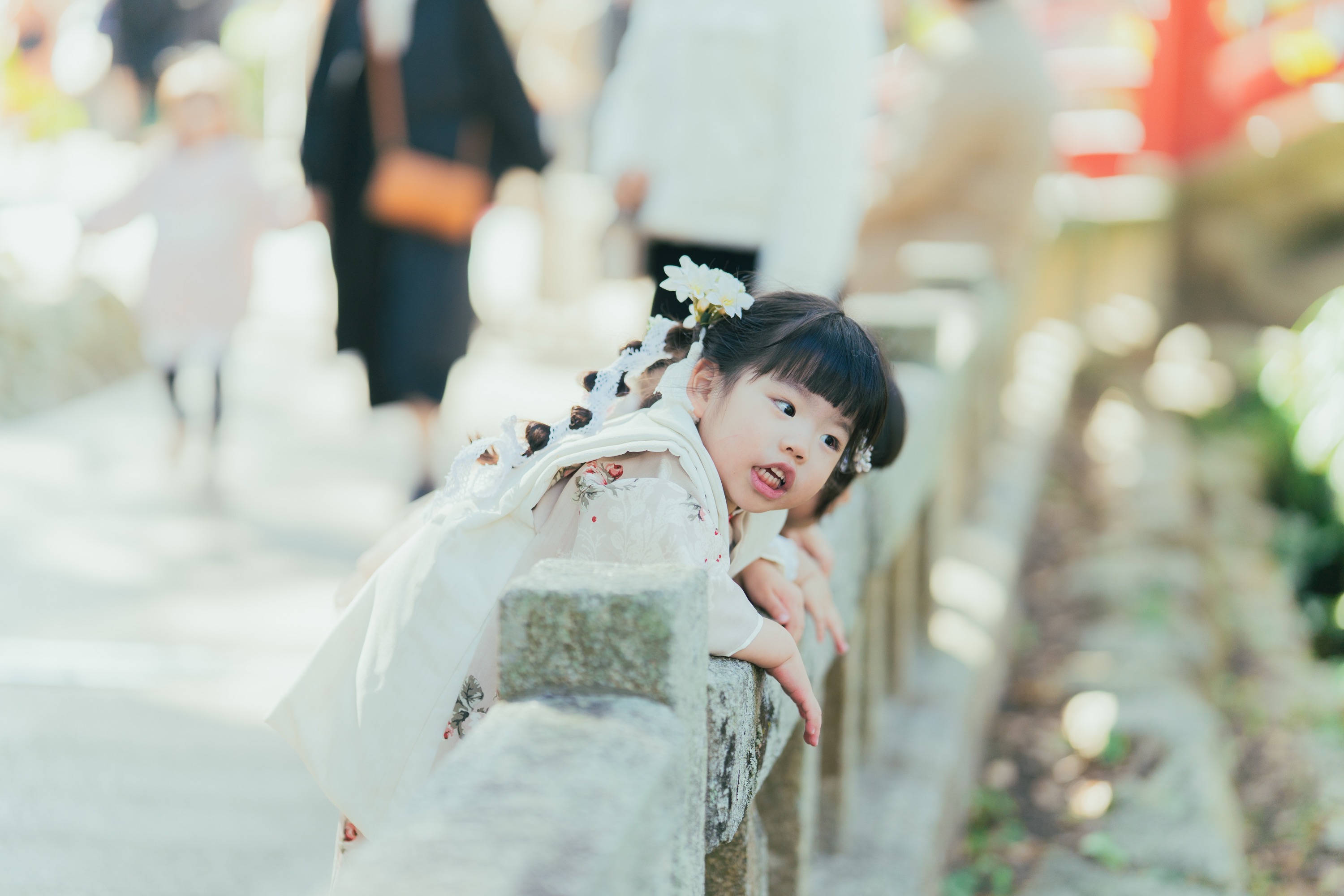 石の欄干からひょっこり顔を出す女の子