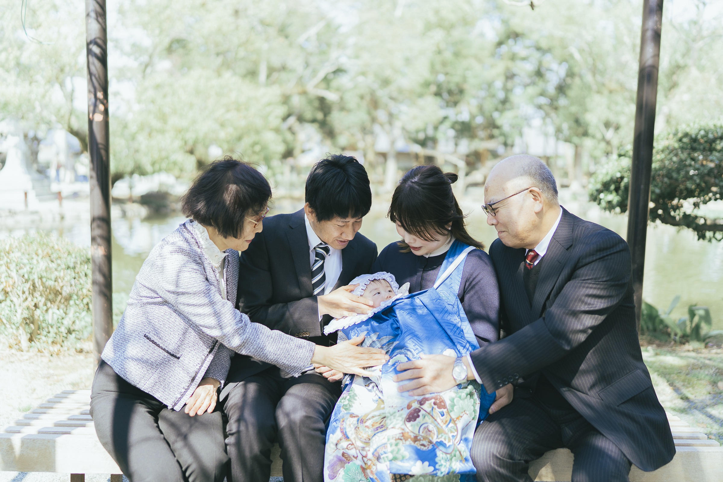 おじいちゃんおばあちゃんに囲まれる赤ちゃん