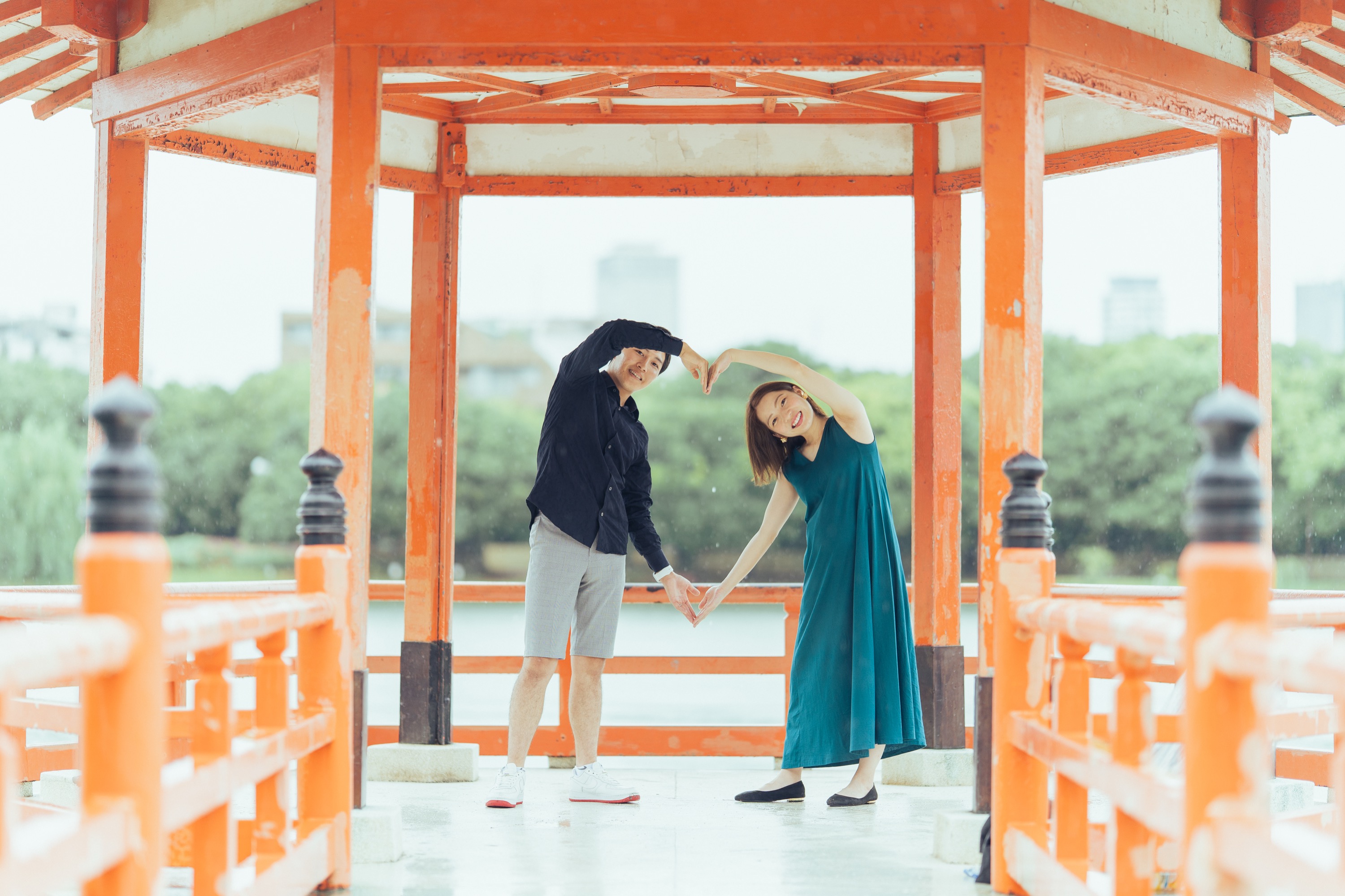 浮見堂でハートポーズをするお二人