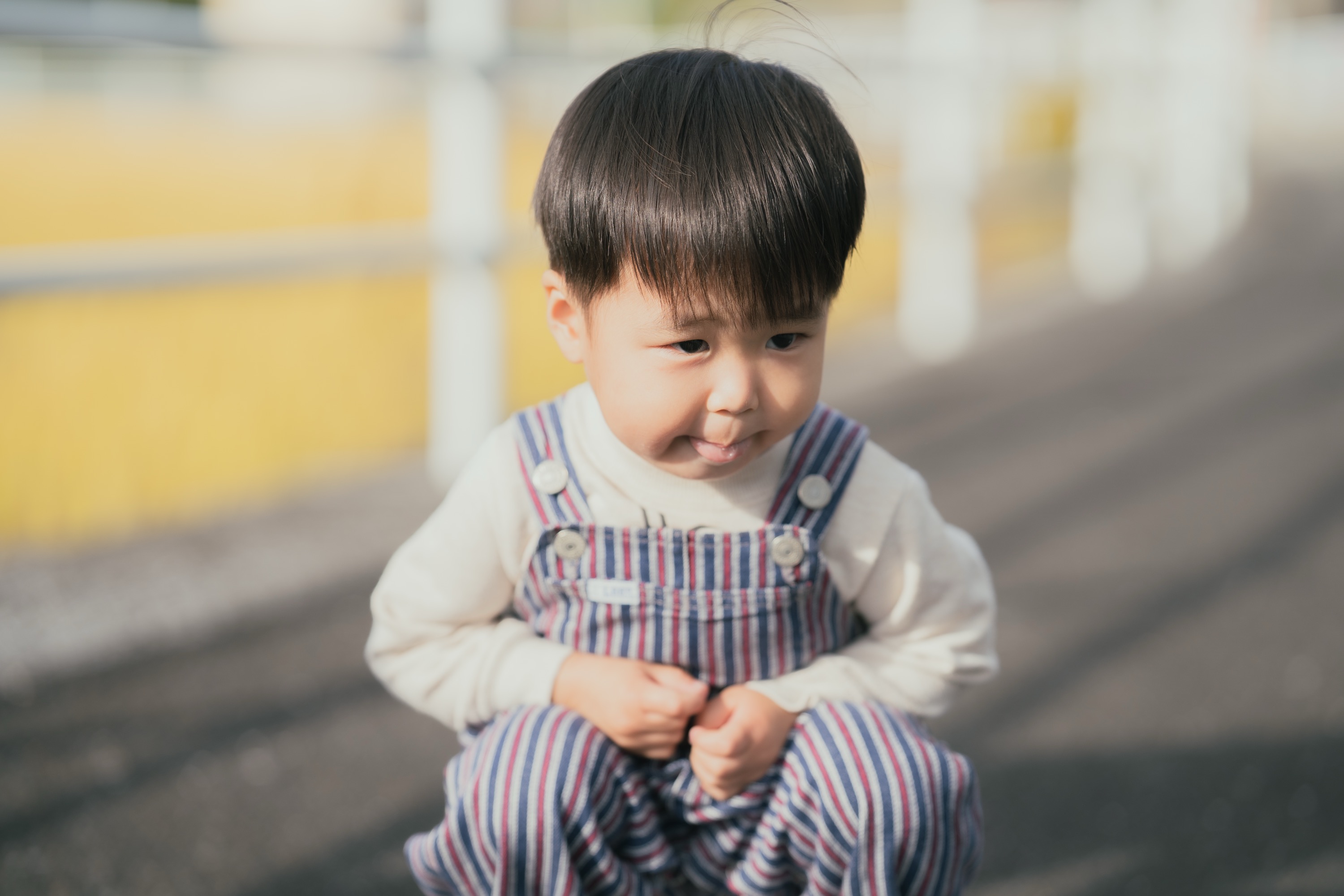 いたずらっぽい表情の男の子