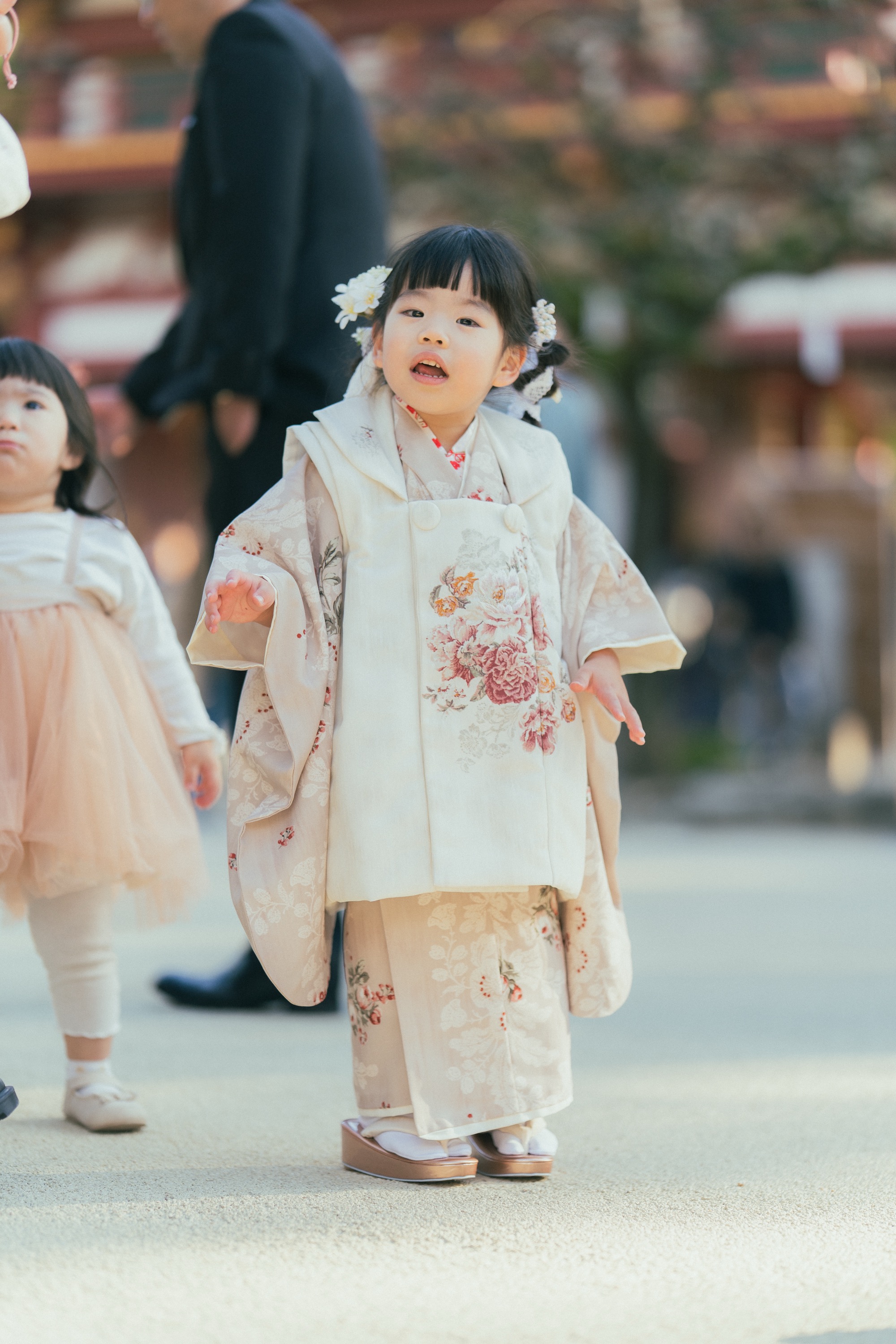 妹と一緒に境内を歩く着物姿の女の子