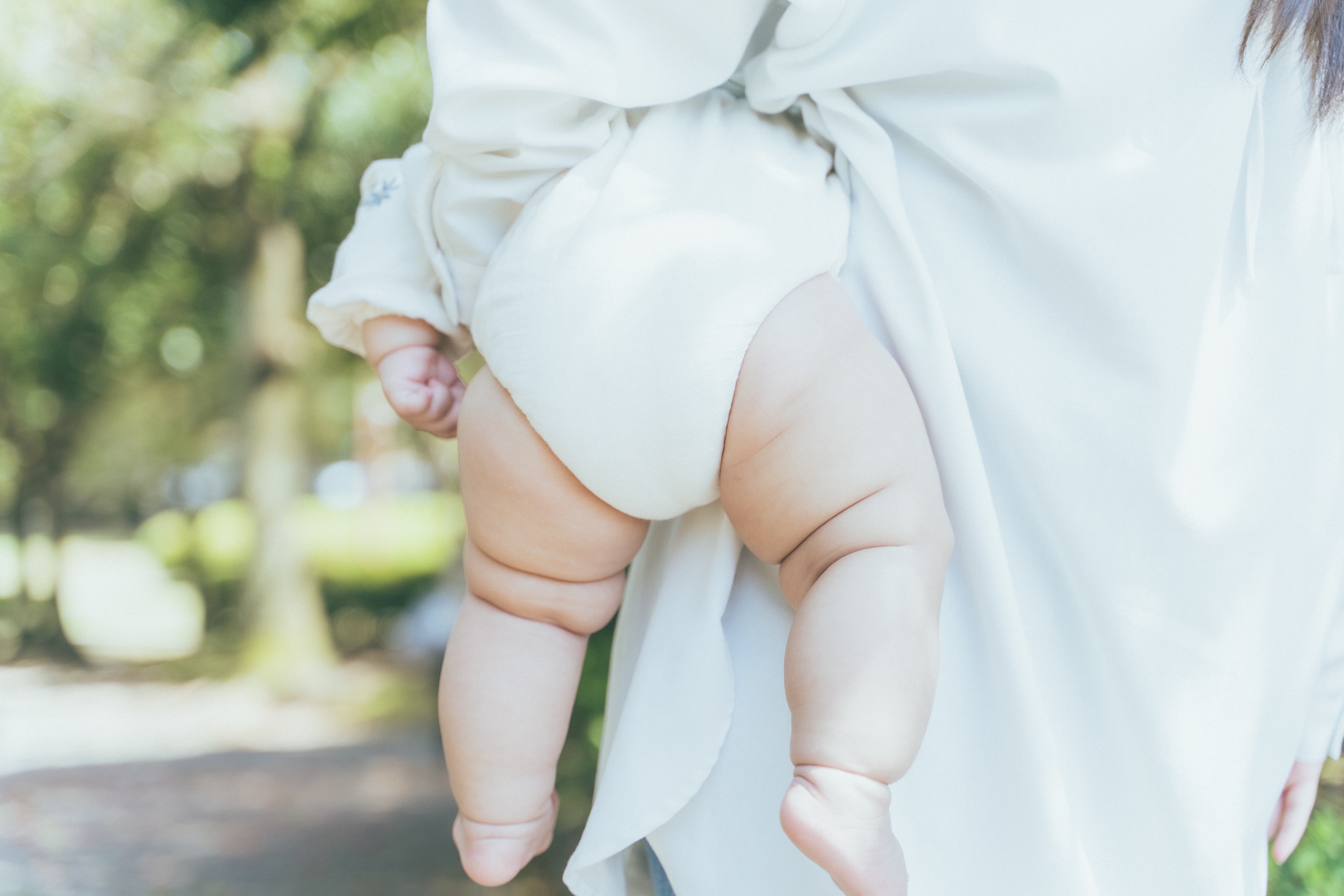 ママに抱っこされた赤ちゃんのむちむちの脚