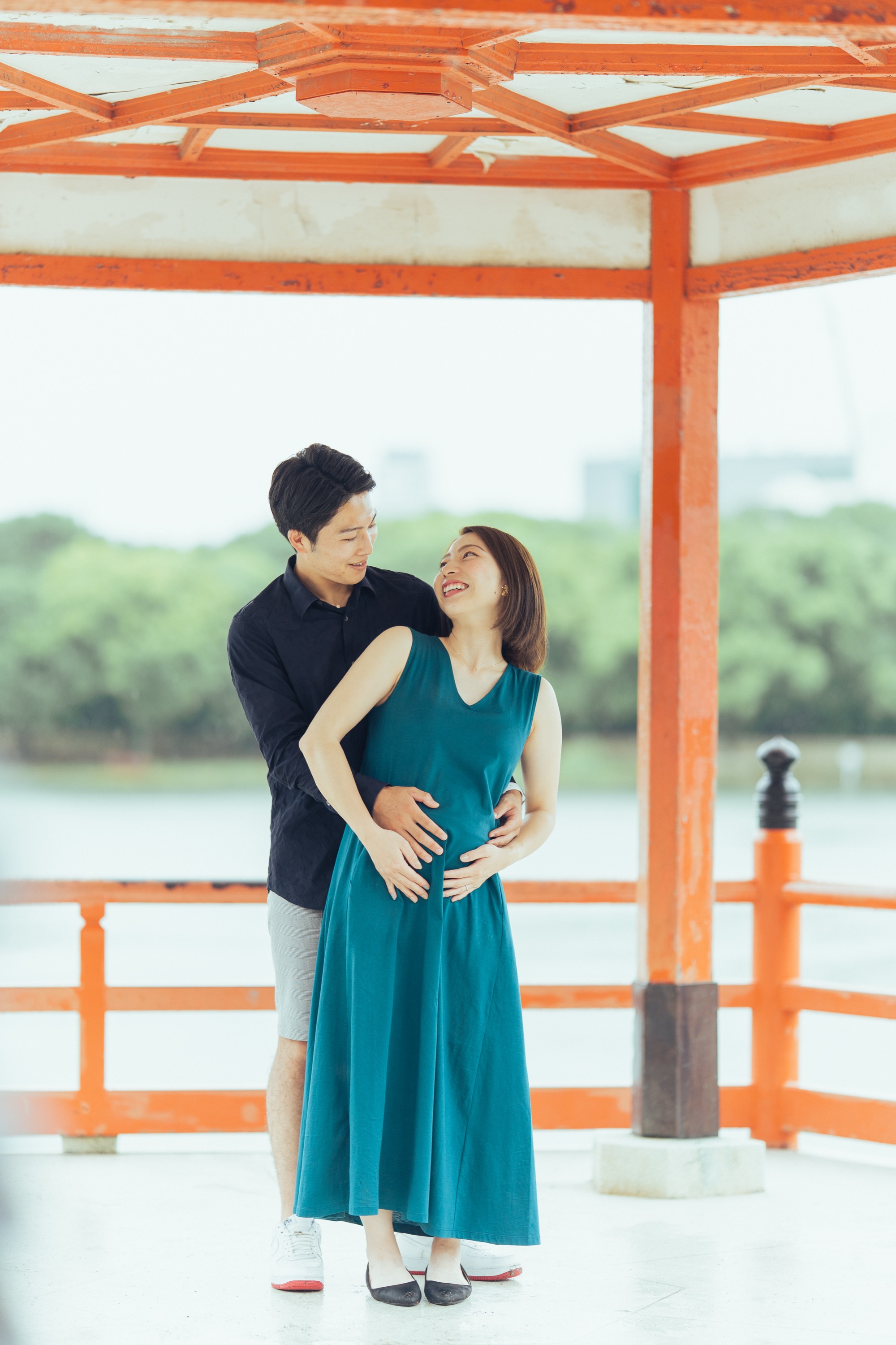 浮見堂でお腹に手を当てるお二人