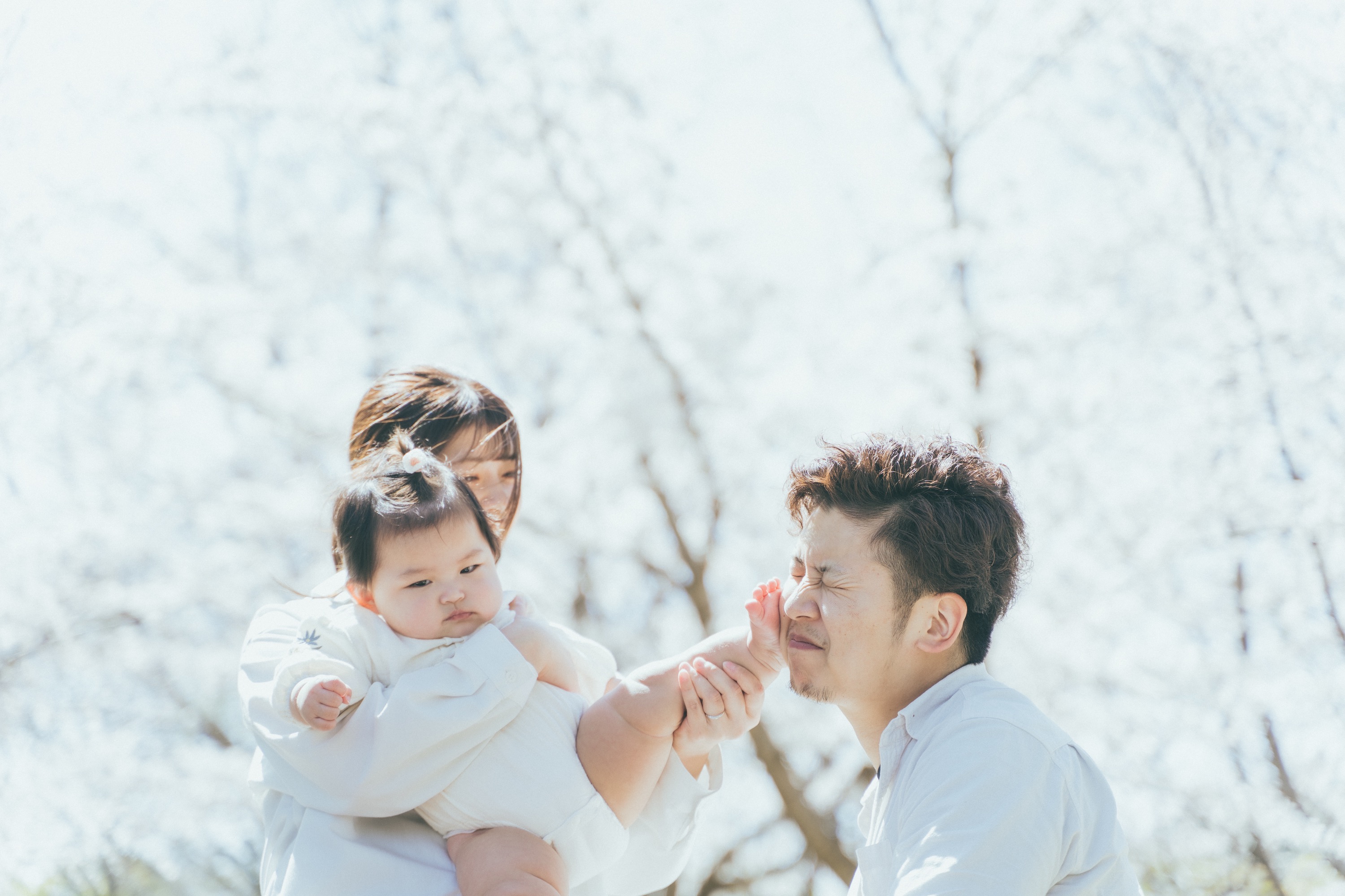 赤ちゃんがパパの顔をぎゅっと触る