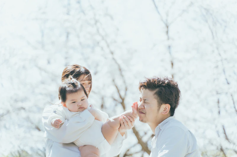 赤ちゃんがパパの顔をぎゅっと触る