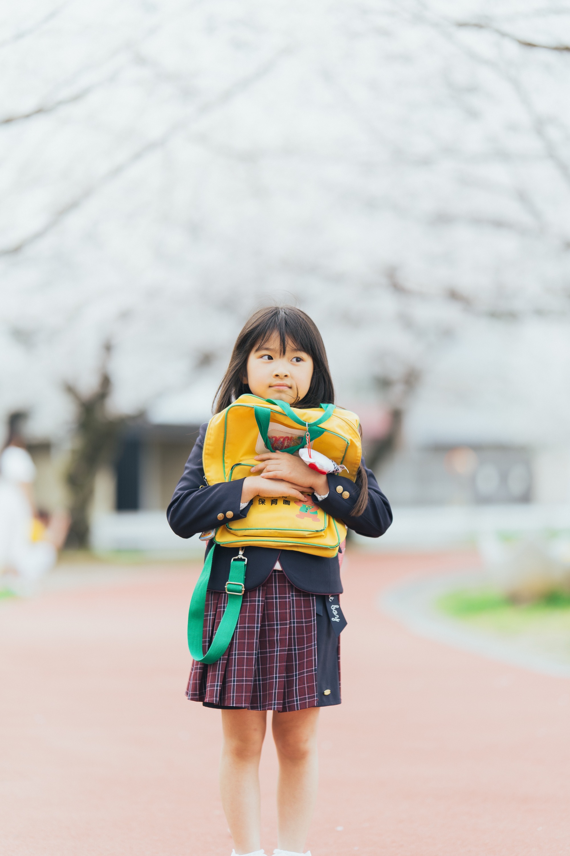 保育園のバッグを抱える女の子