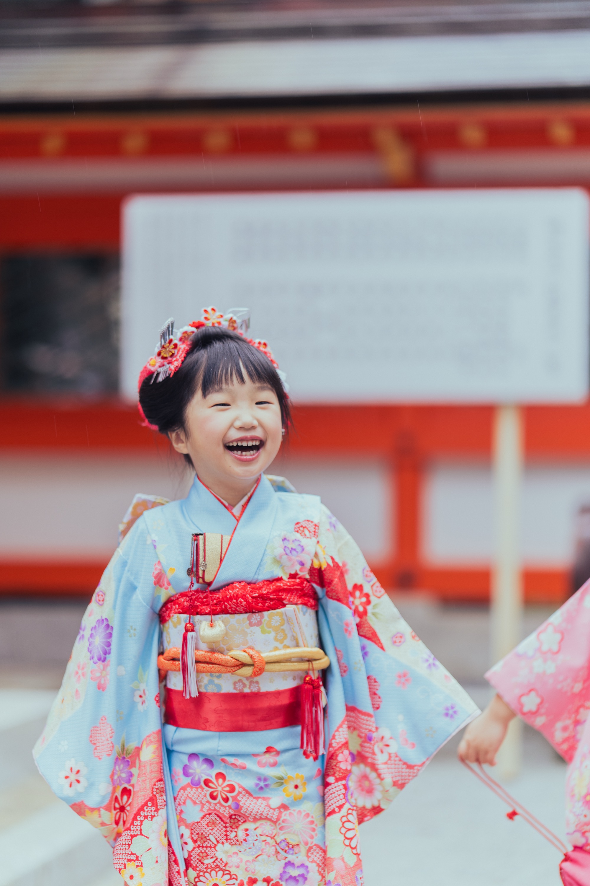 水色の着物のお姉ちゃんが満面の笑み