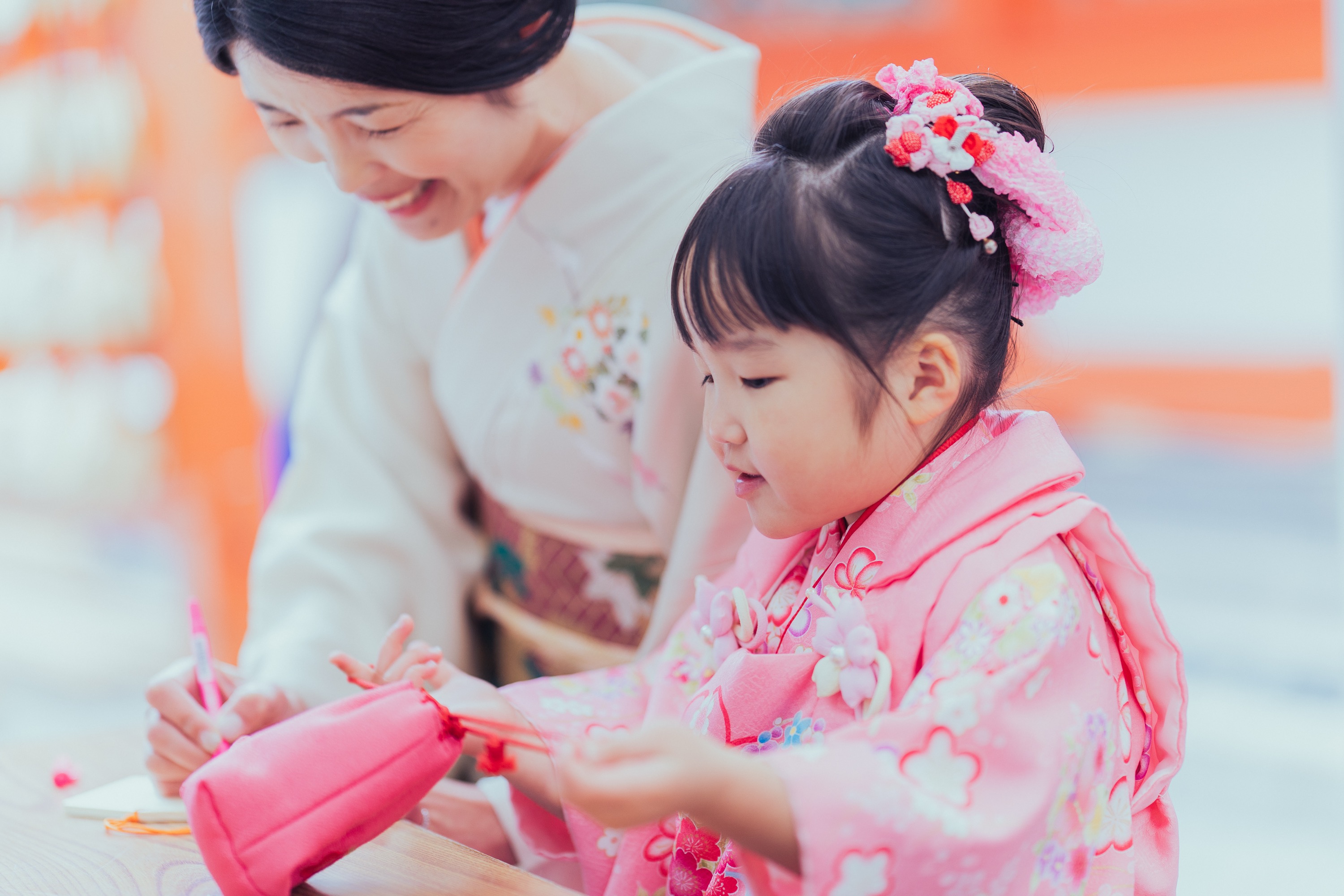 お母さんと妹が一緒に祈祷の受付をしている