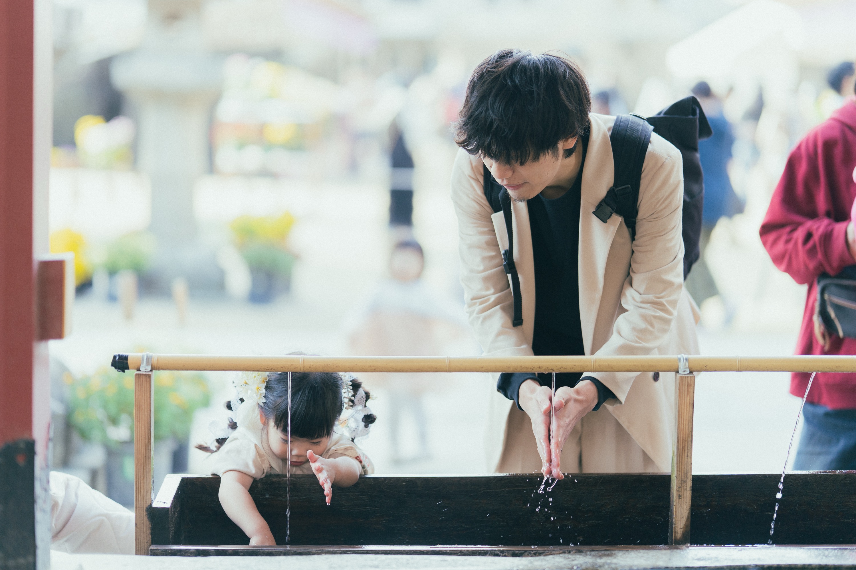 パパと一緒に手水舎でお清め