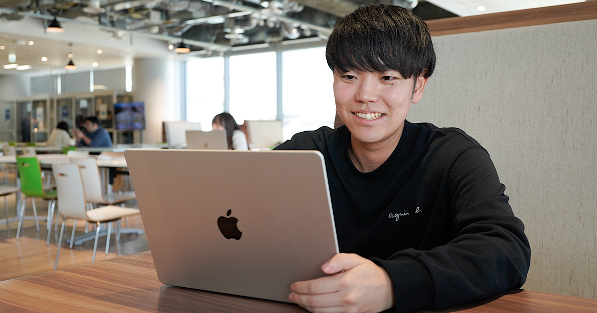 パソコンを眺めてる男性