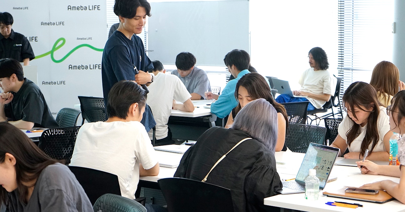 講師が巡回しながらチームの議論をサポートする様子