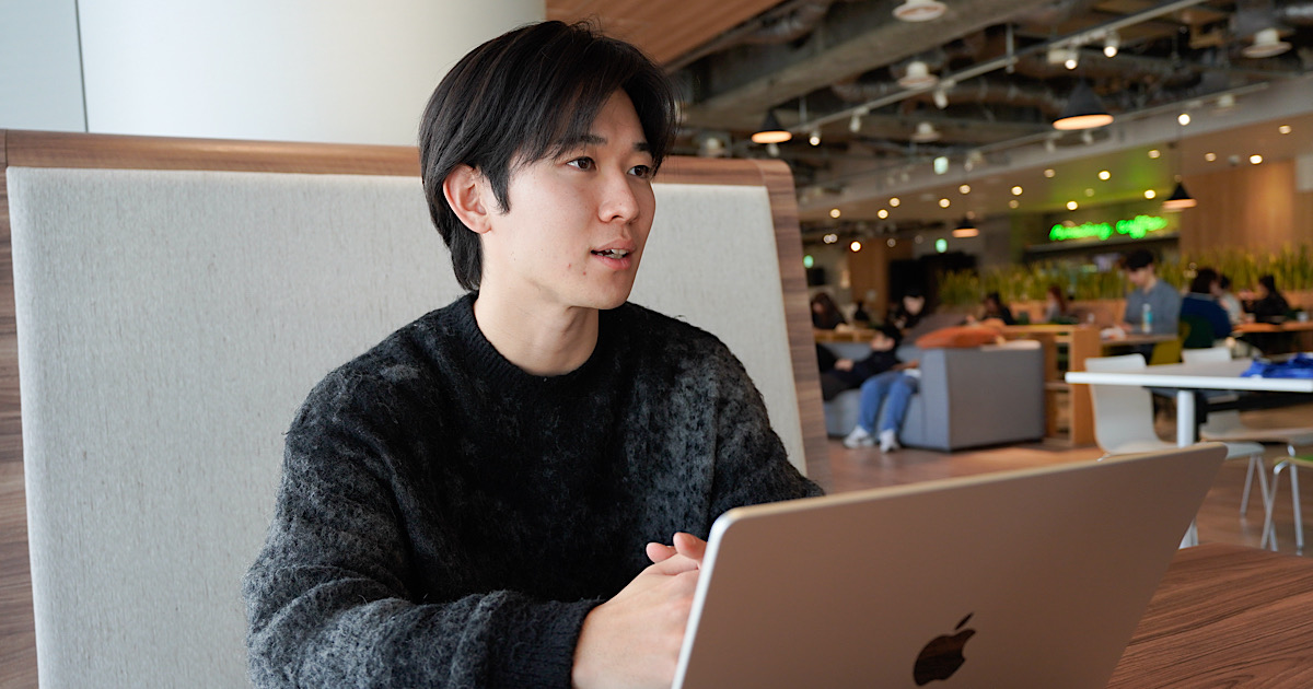 話している男性