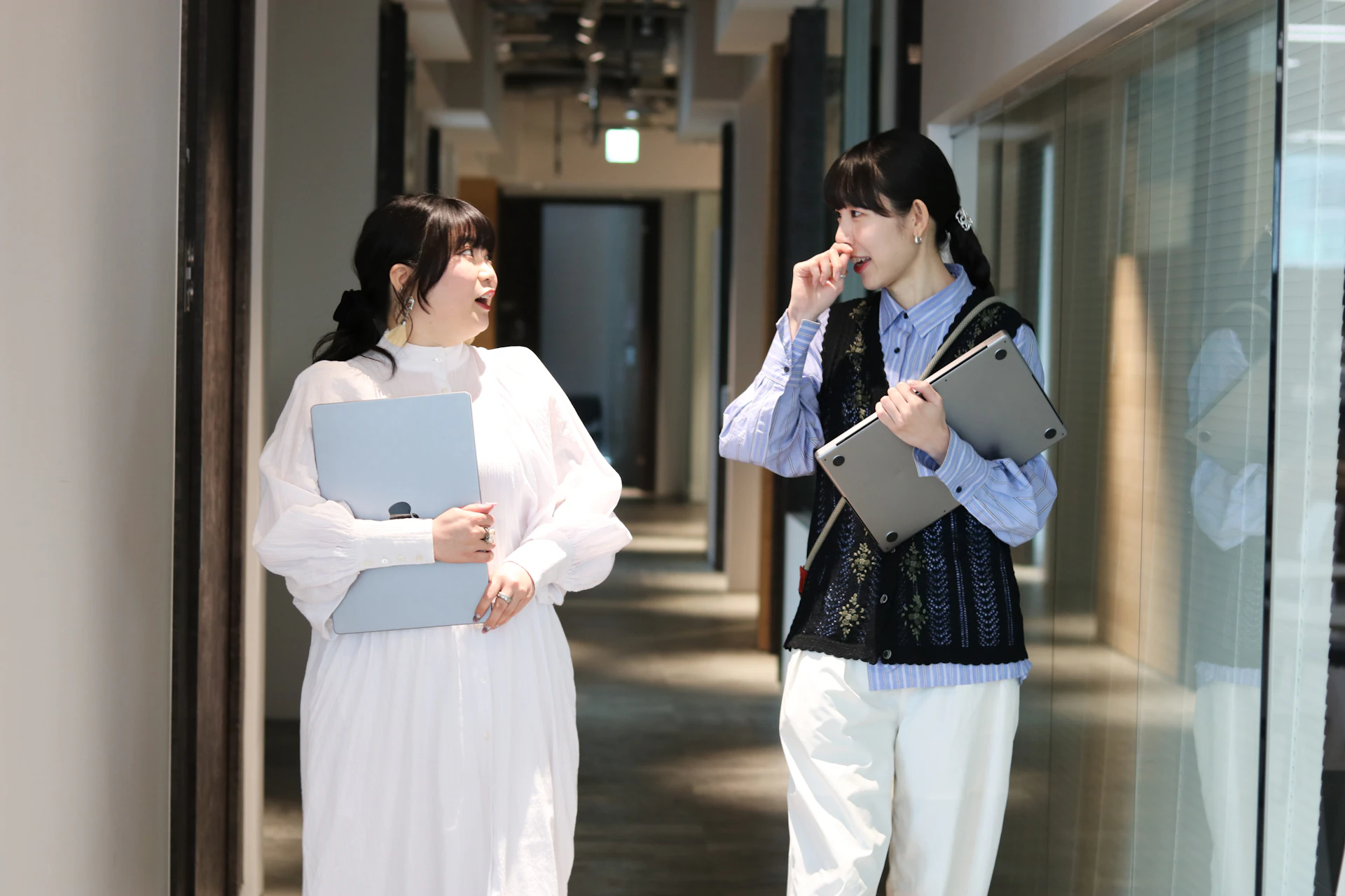 インタビューついでにプライベートの話で盛り上がる2人