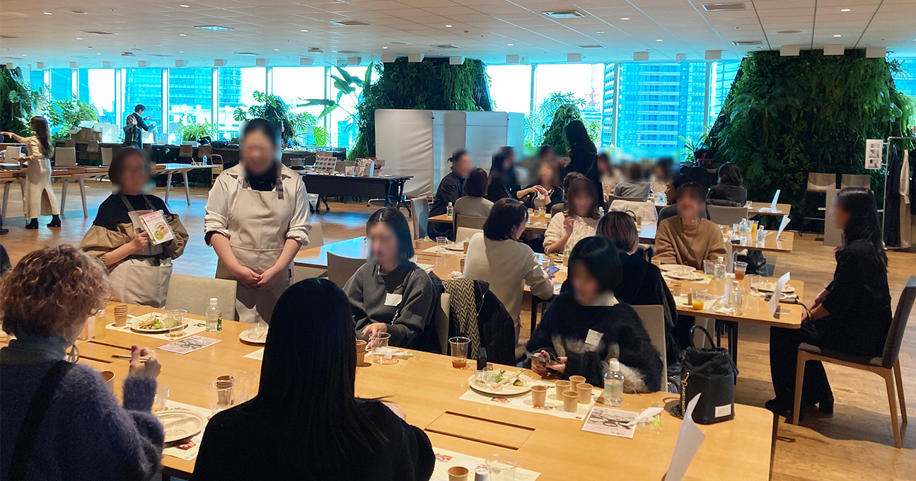 懇親会で談笑する女性たちの写真