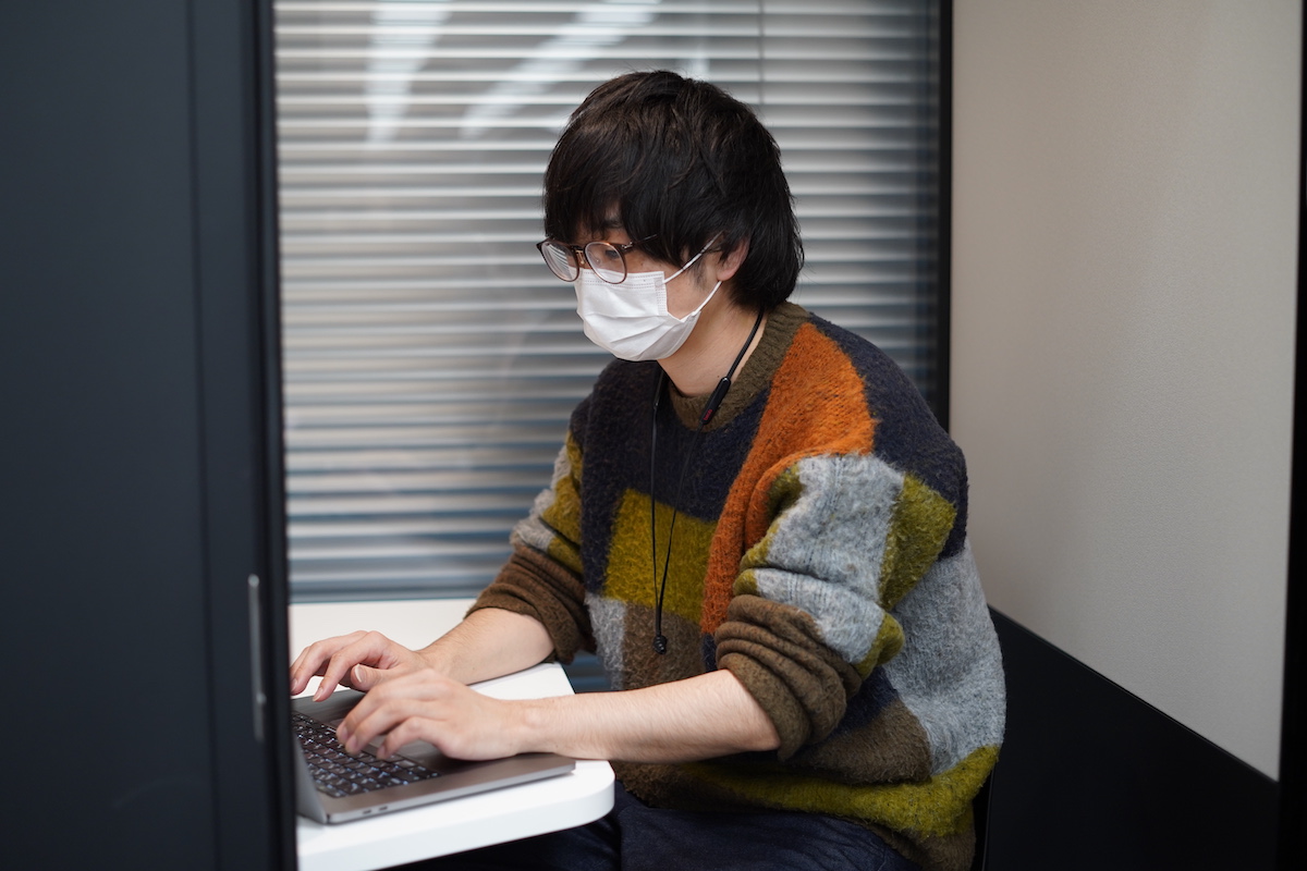 個室ブースで作業する池田さん