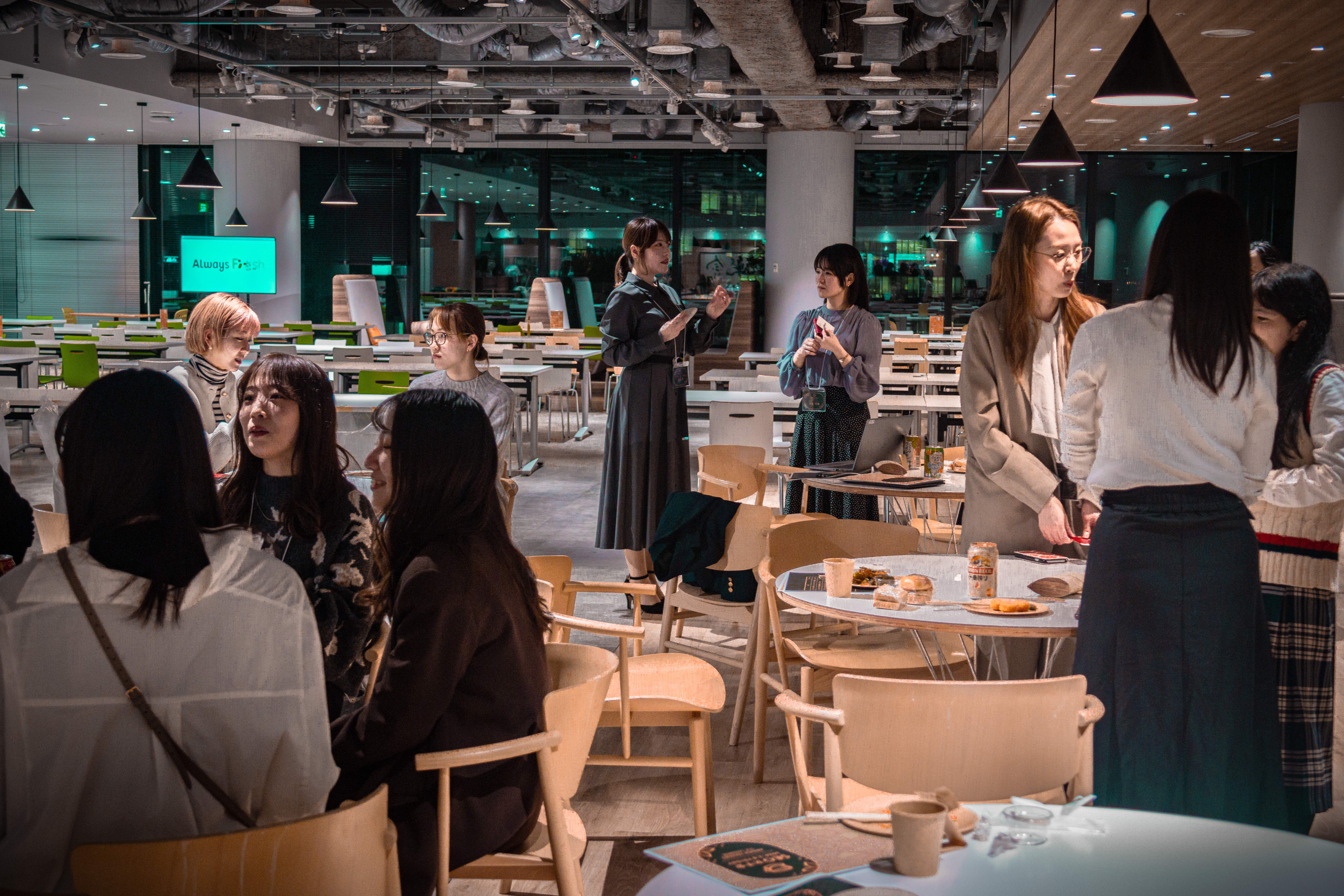 歓談している参加者