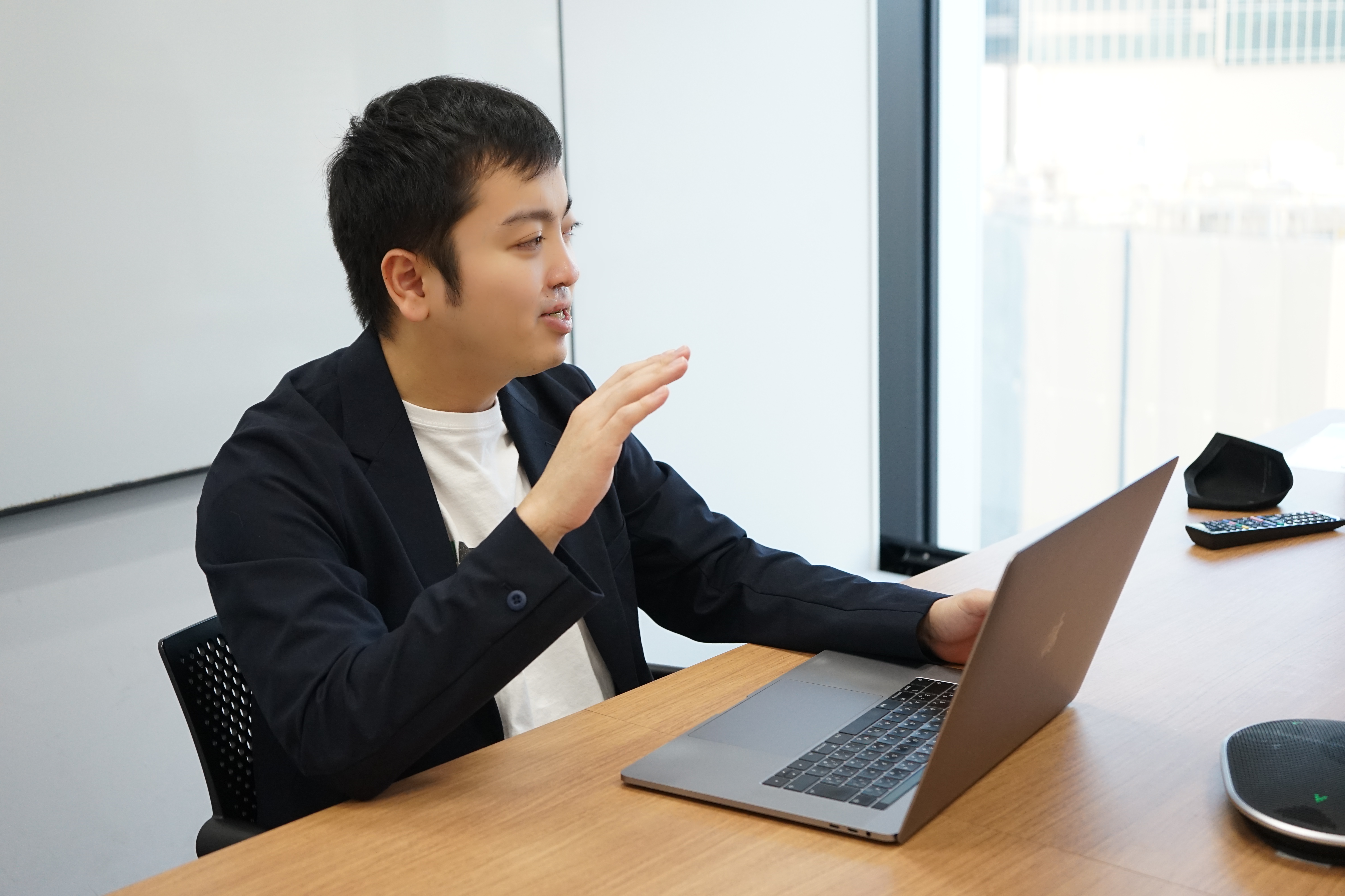 PCを片手に技術的負債について説明している柳