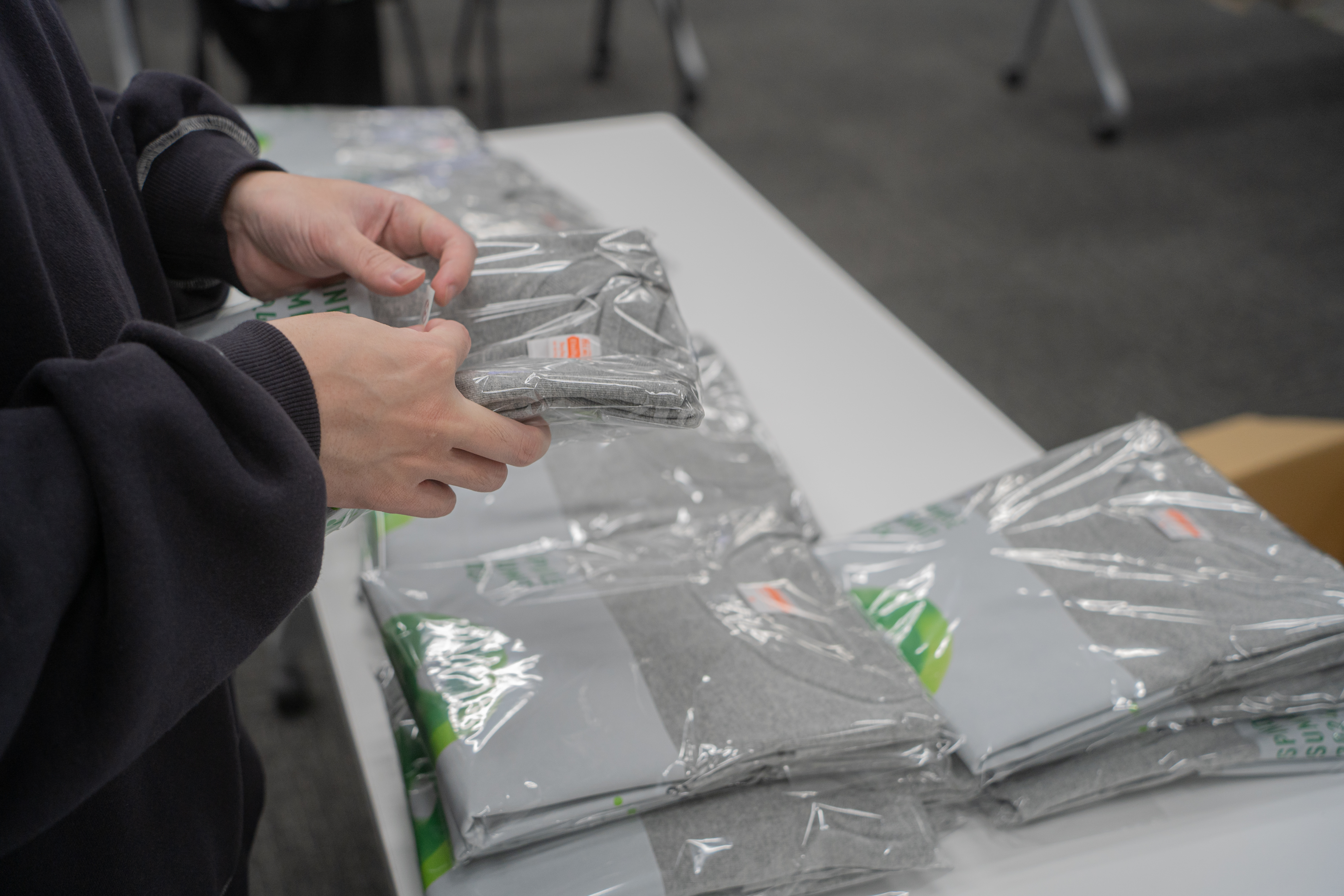 Spindle SUMMIT 2024限定ロンTを配っている様子