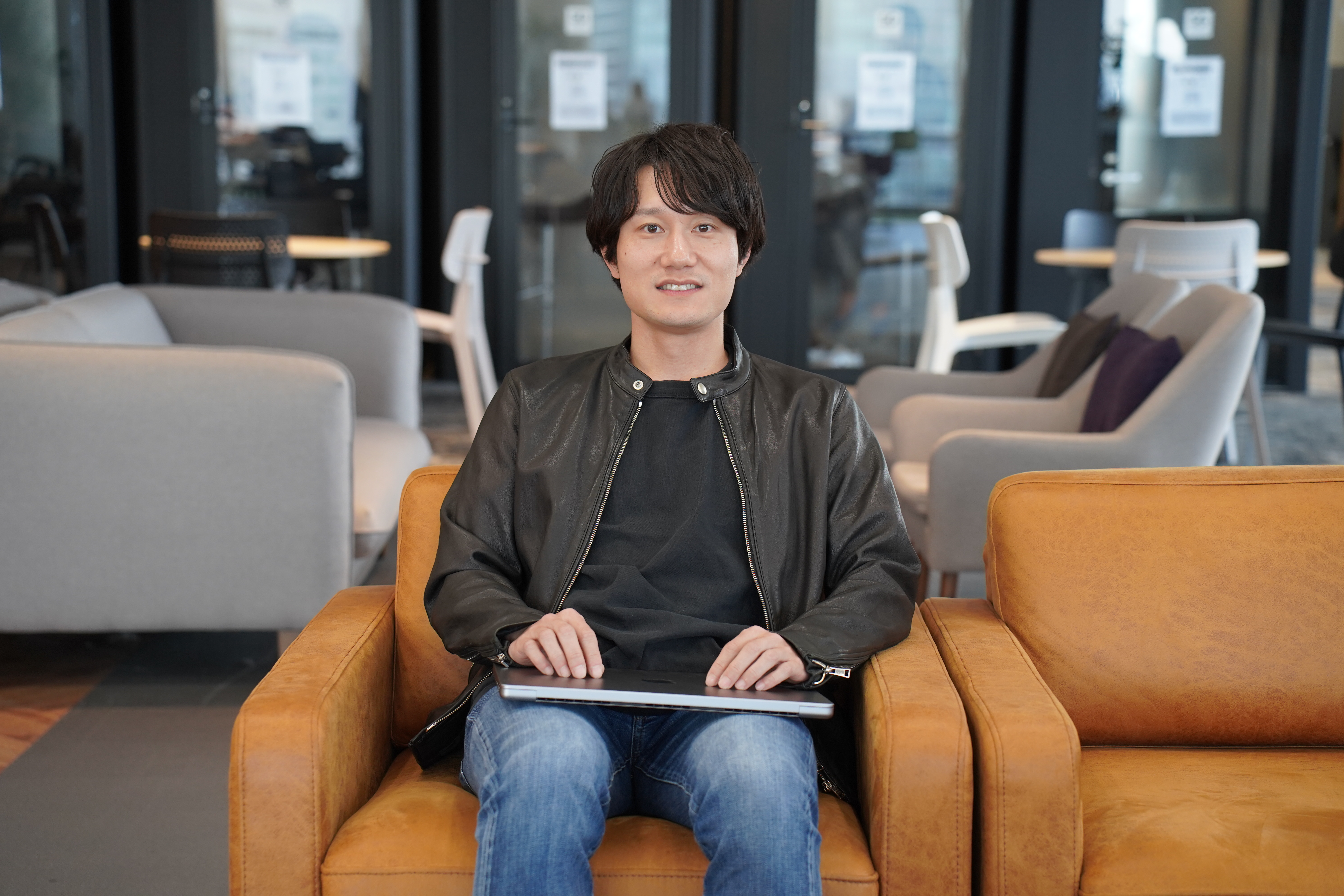 椅子に座る木本