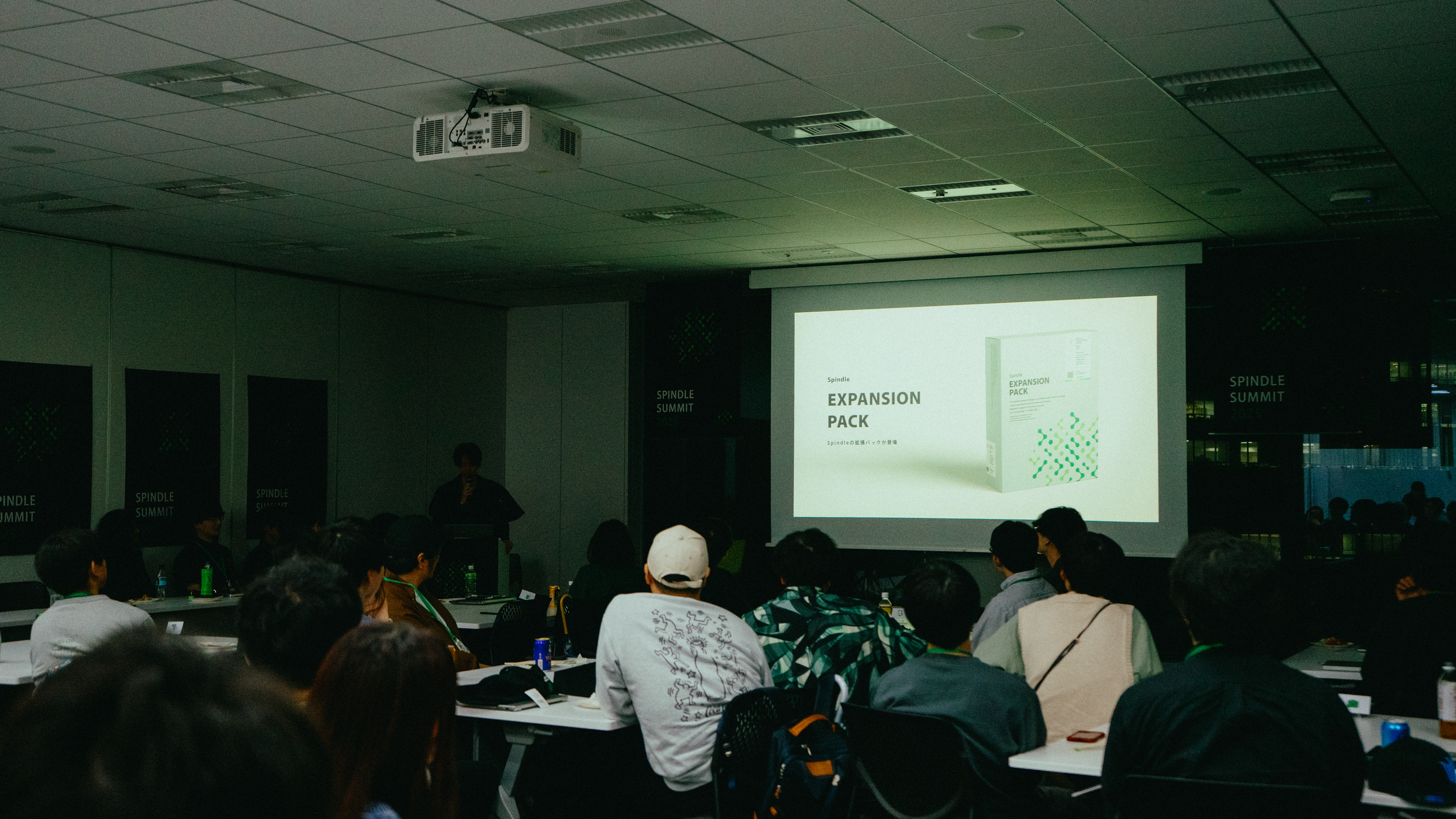 Spindle SUMMIT 2025のスライドに「EXPANSION PACK」のビジュアルが表示されている様子。