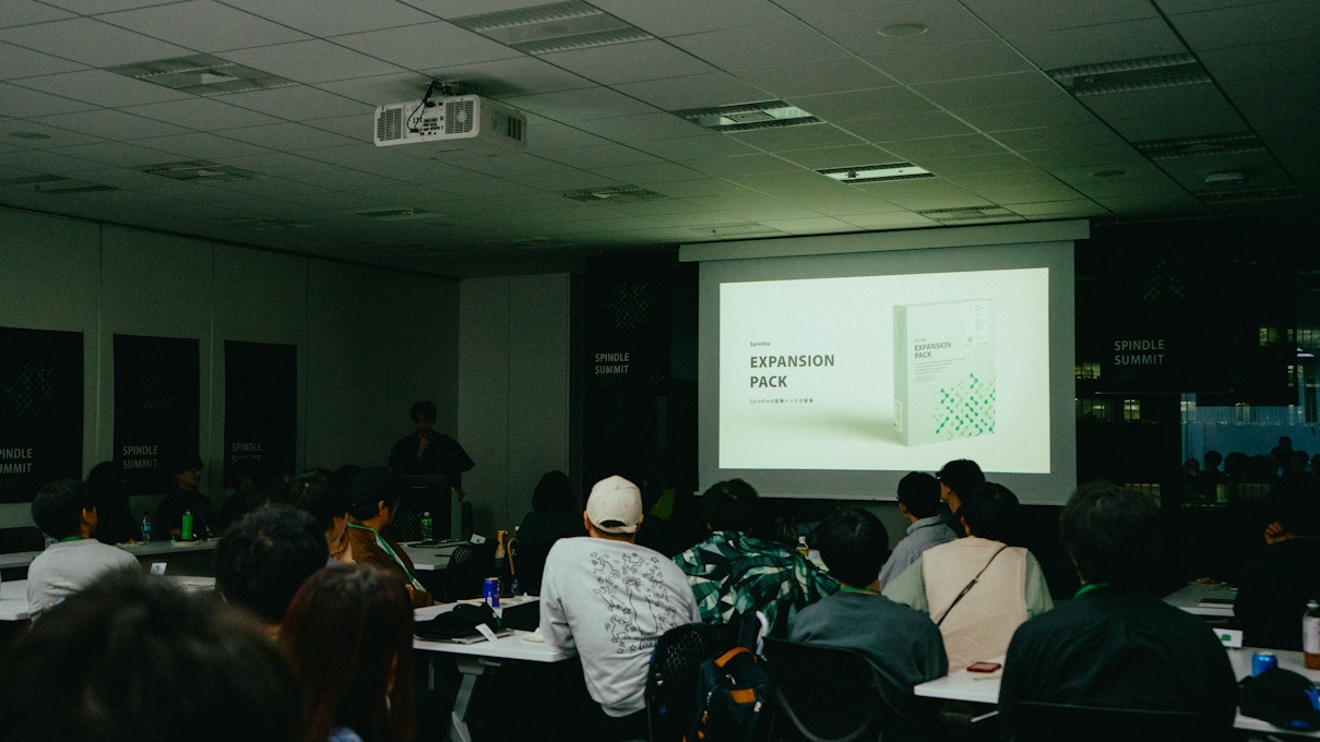 Spindle SUMMIT 2025のスライドに「EXPANSION PACK」のビジュアルが表示されている様子。