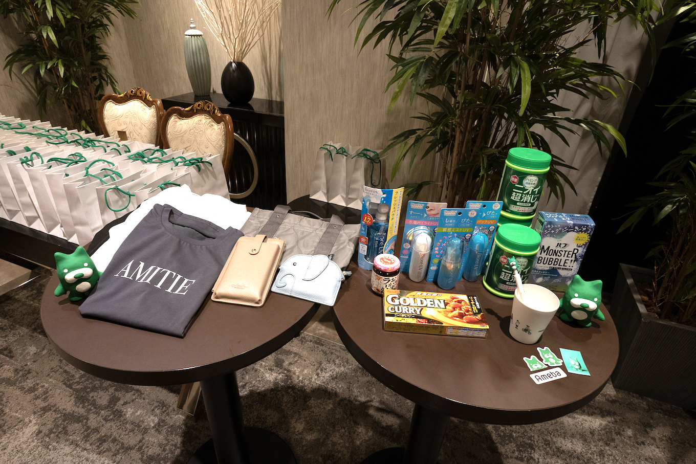 テーブルに衣類、日用品、Amebaグッズが並んでいる写真