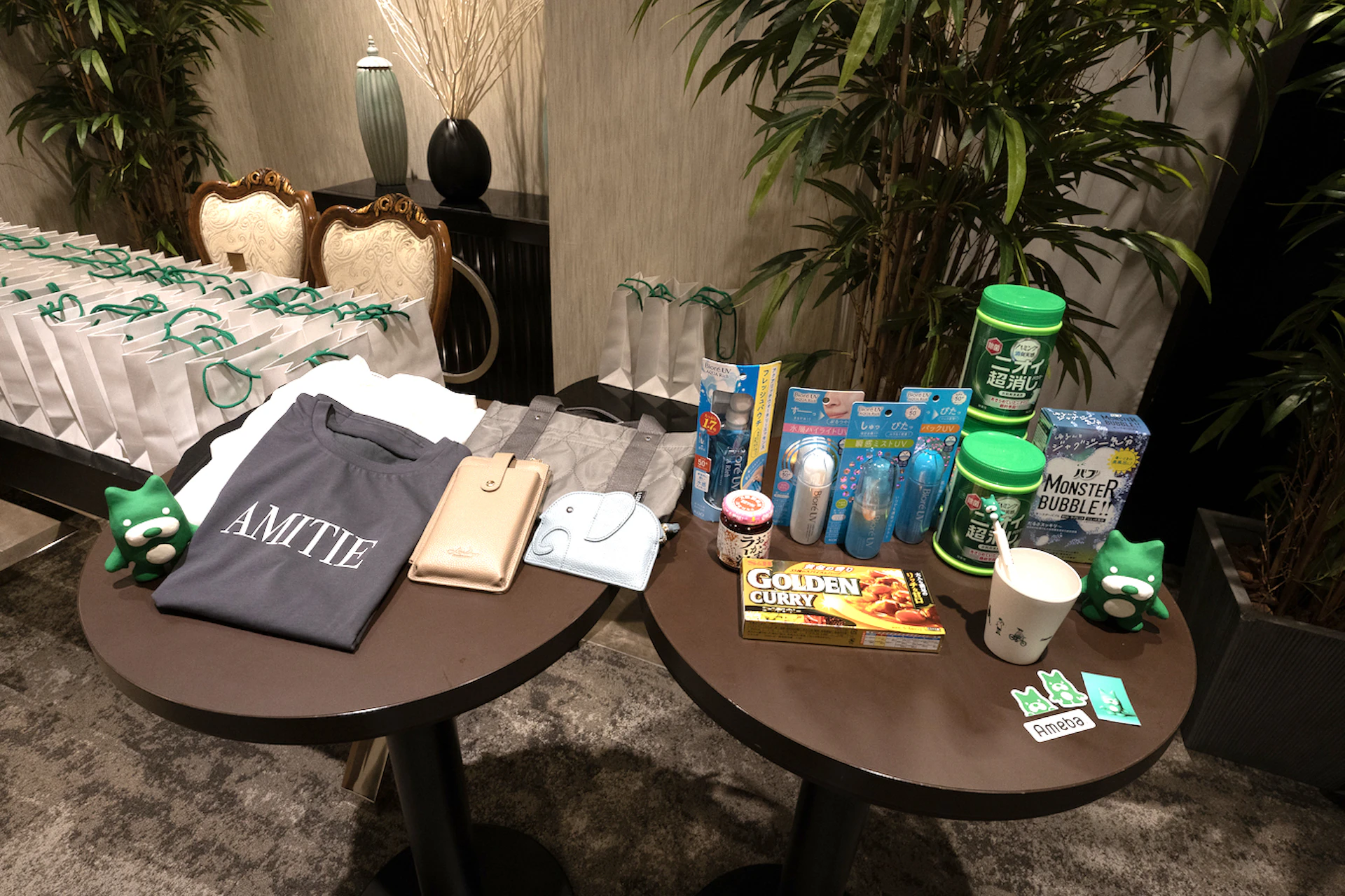 テーブルに衣類、日用品、Amebaグッズが並んでいる写真