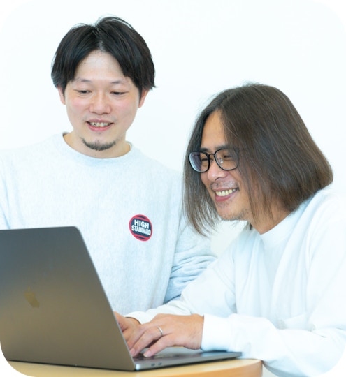 笑顔でノートパソコンを操作している星(右)と、その画面を覗き込む林(左)