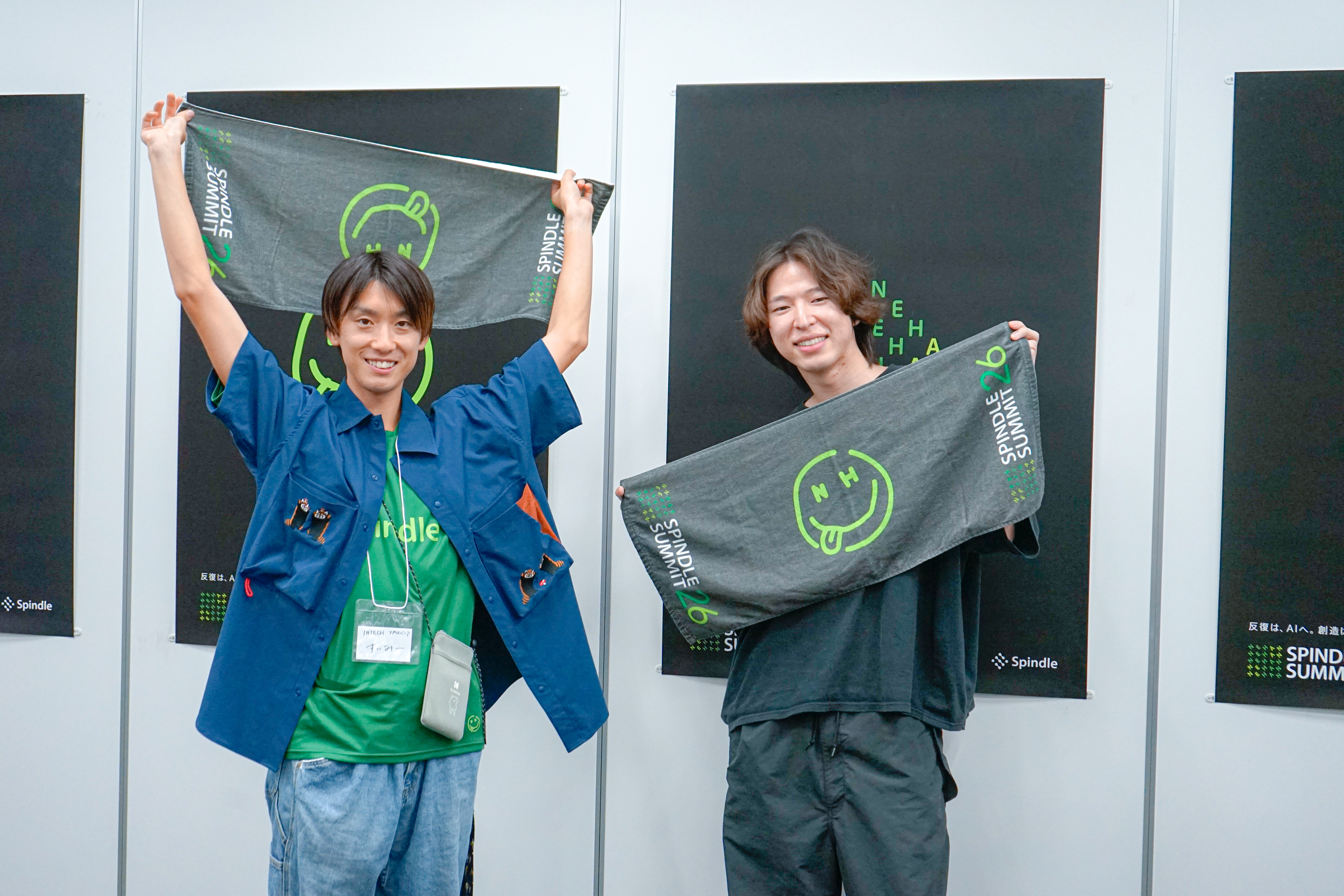 参加者がオリジナルグッズを持ってる写真