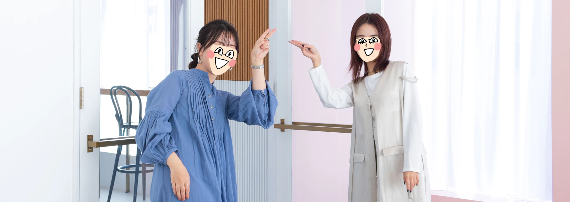 【画像】扉の前でポーズをとるオギャ子さんとAmeba三浦